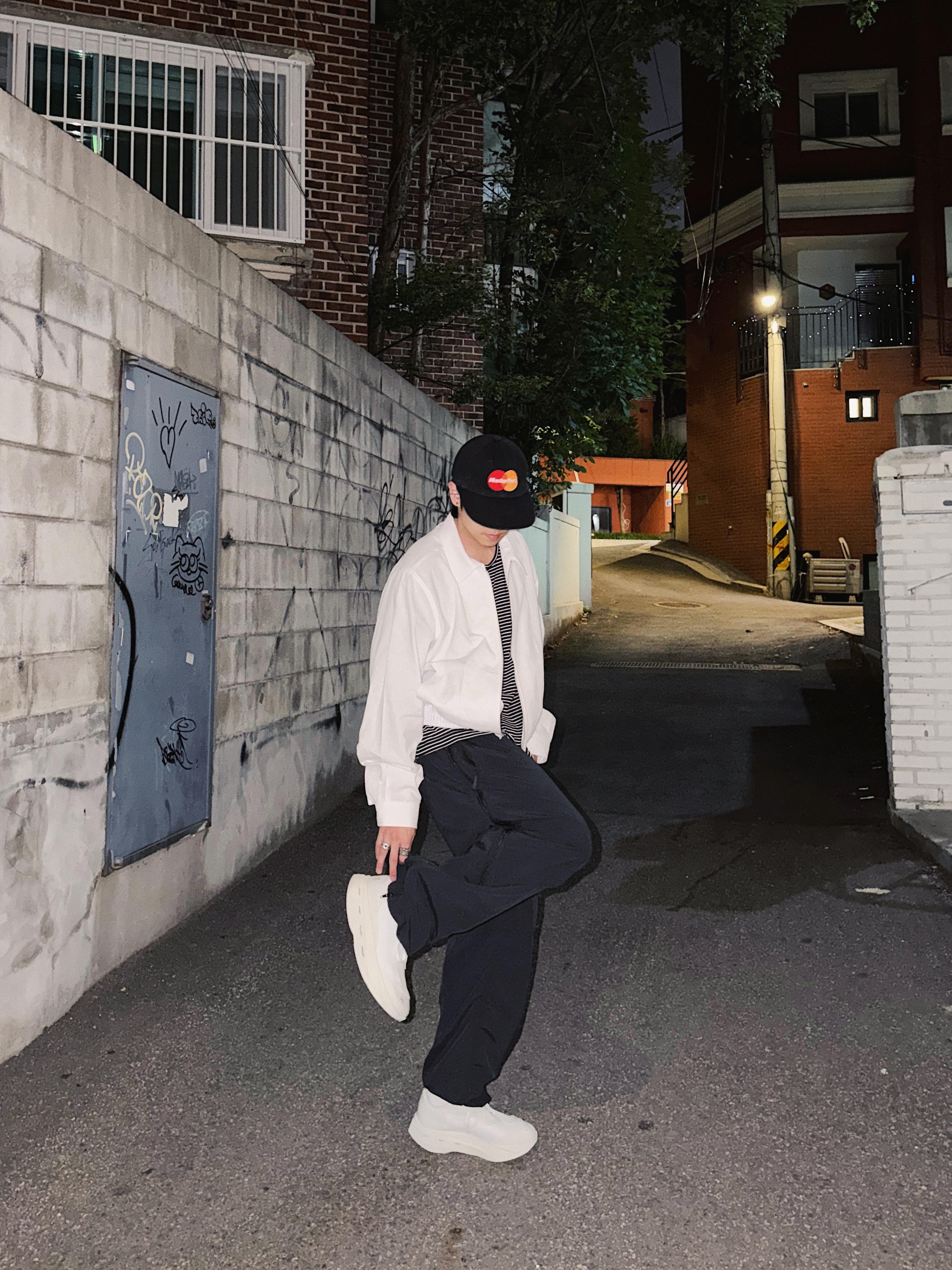 STU Vintage Swing Jacket In White, On Running x Post Archive Faction (Paf) Cloudboom Volt White Gale 착용 스타일 - 6