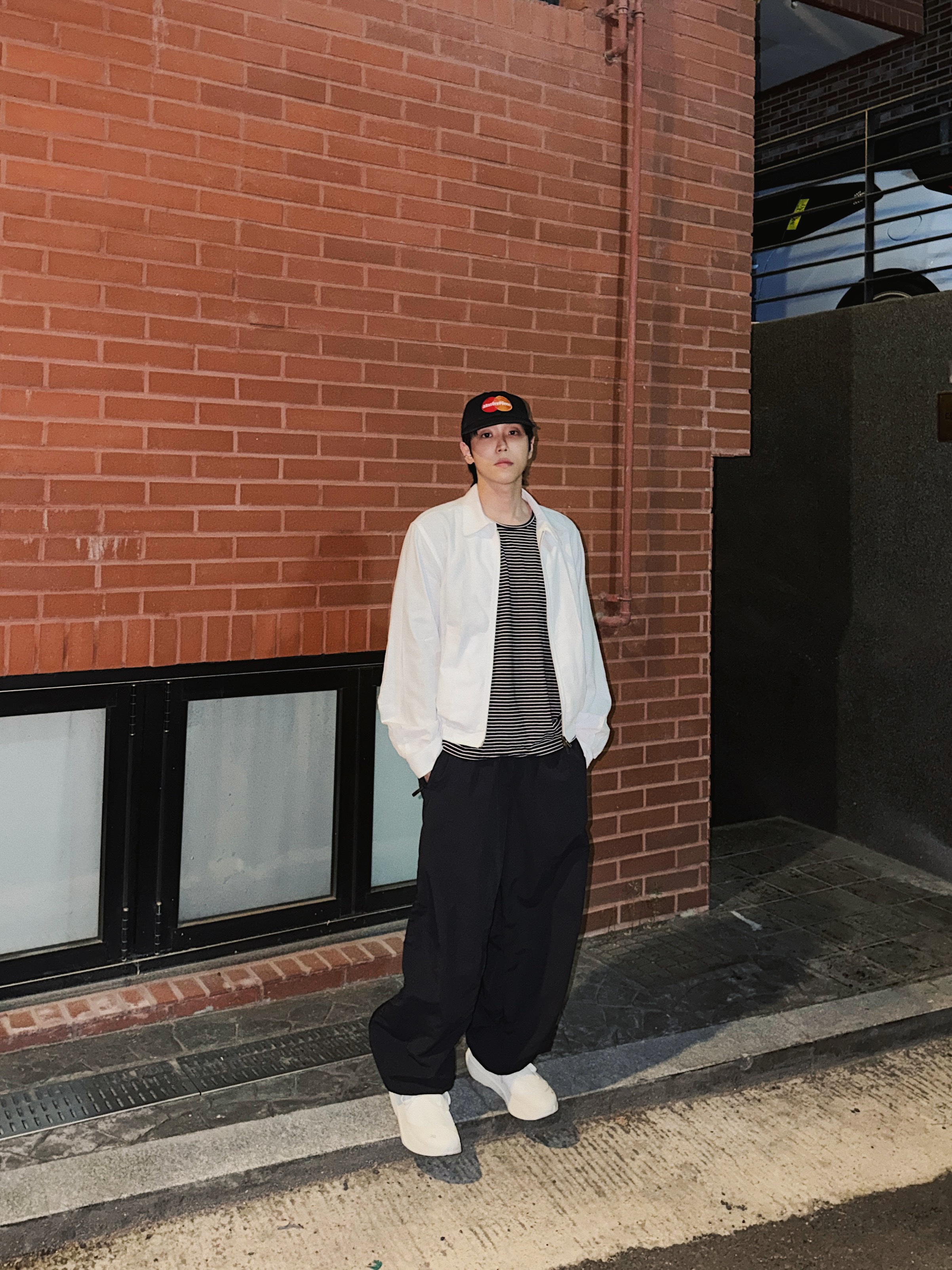 STU Vintage Swing Jacket In White, On Running x Post Archive Faction (Paf) Cloudboom Volt White Gale 착용 스타일 - 1