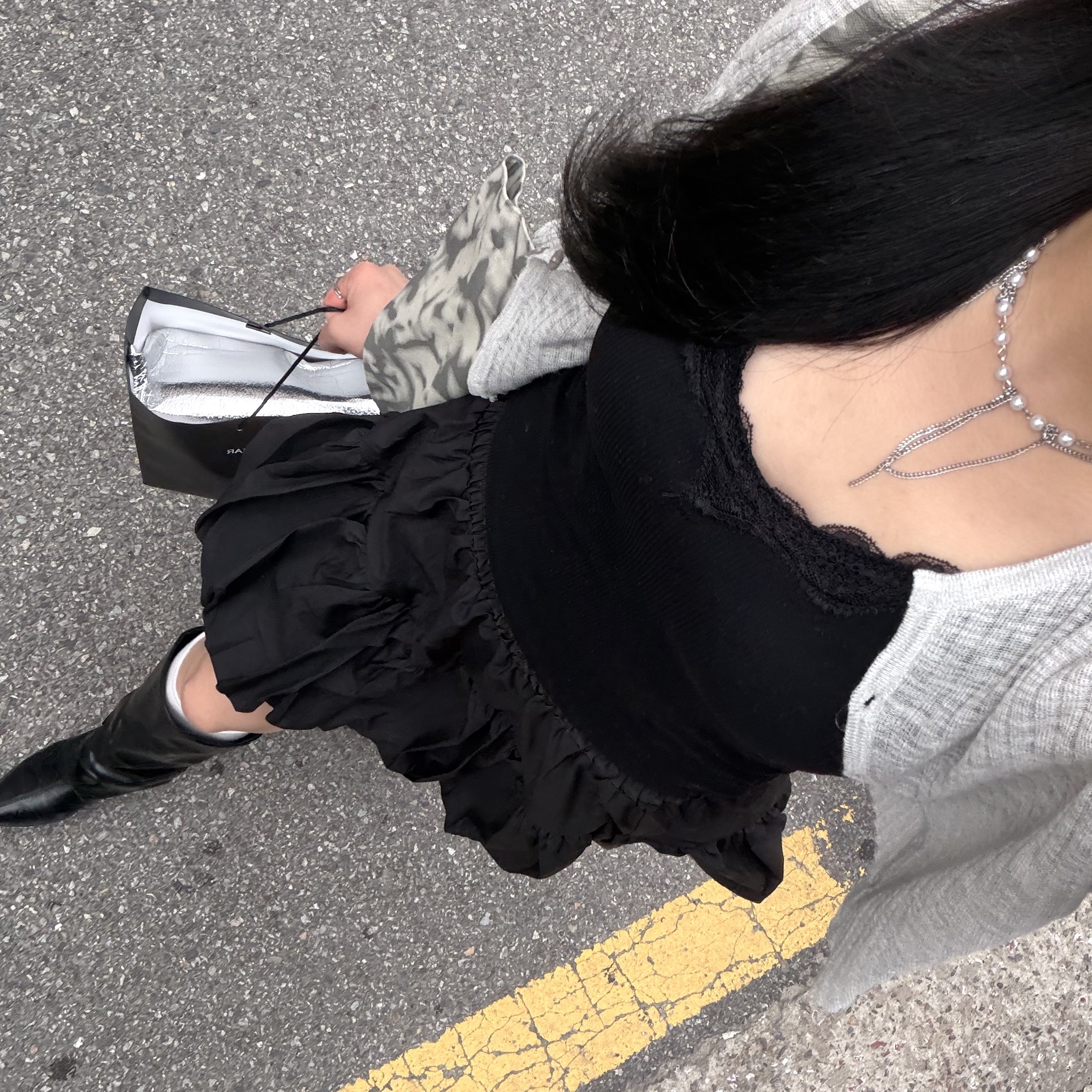Alo Yoga Iconic Shopper Tote Bag Grey Tiedye 착용 스타일