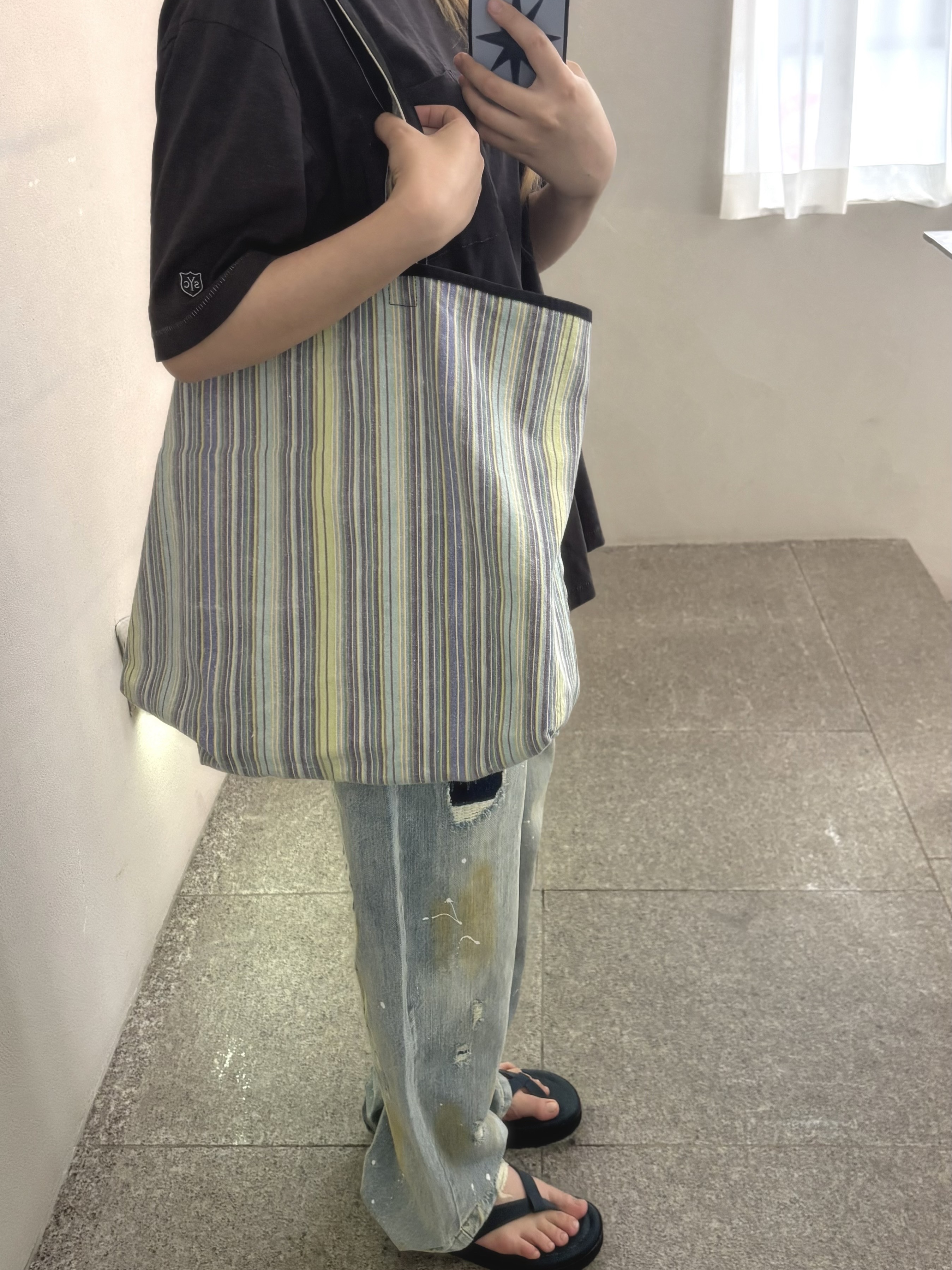 SUNDAY CEREMONY Vintage Stripe Reversible Tote Bag - Black 착용 스타일