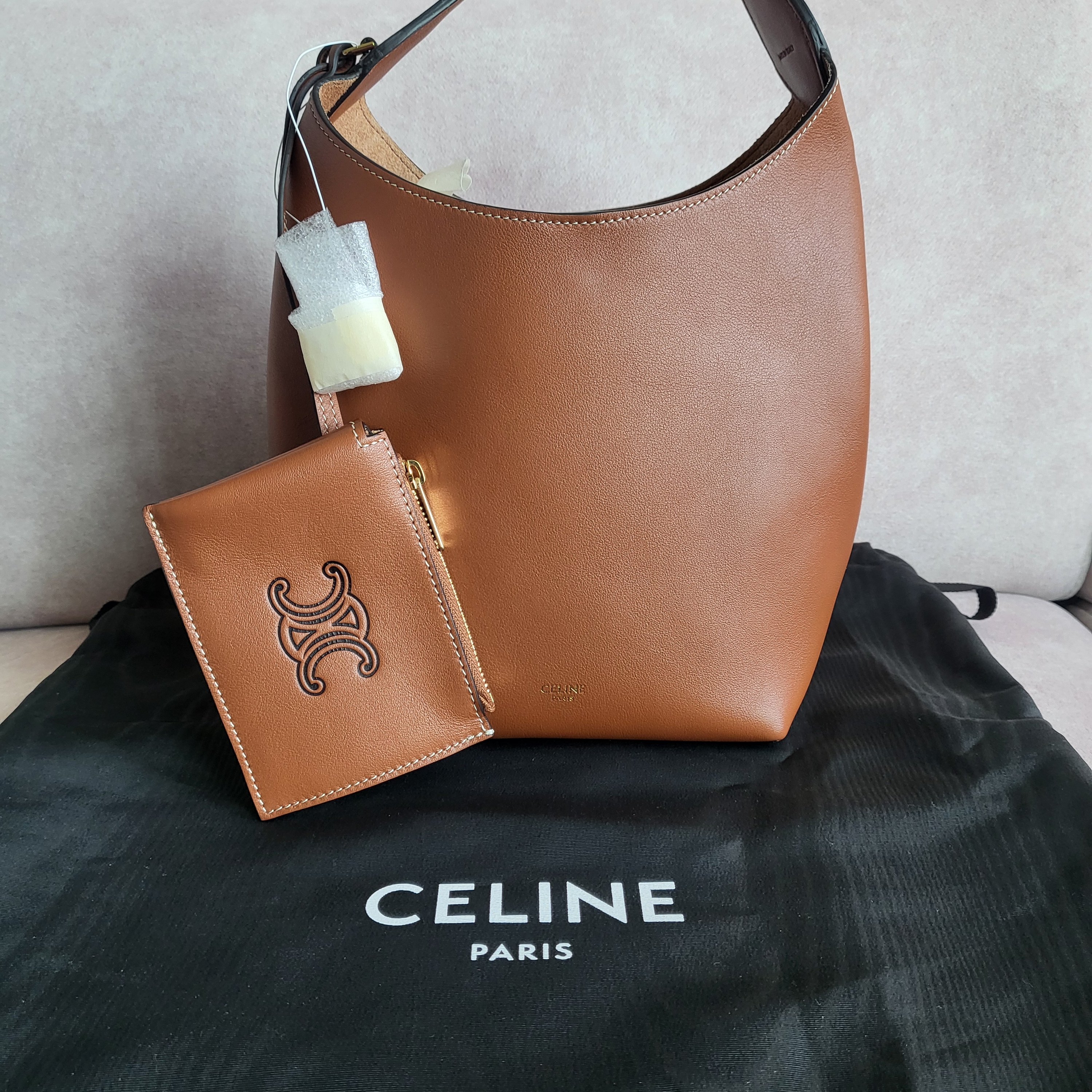 Celine Small Hobo in Supple Smooth Calfskin Tan 착용 스타일 - 1