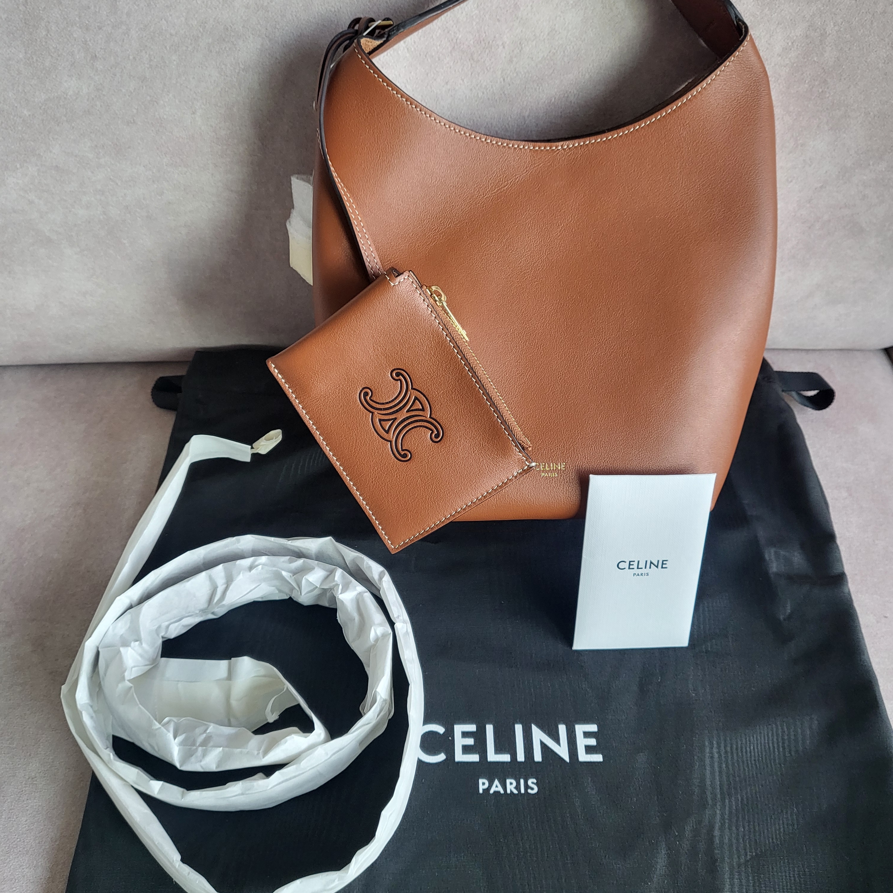 Celine Small Hobo in Supple Smooth Calfskin Tan 착용 스타일 - 5
