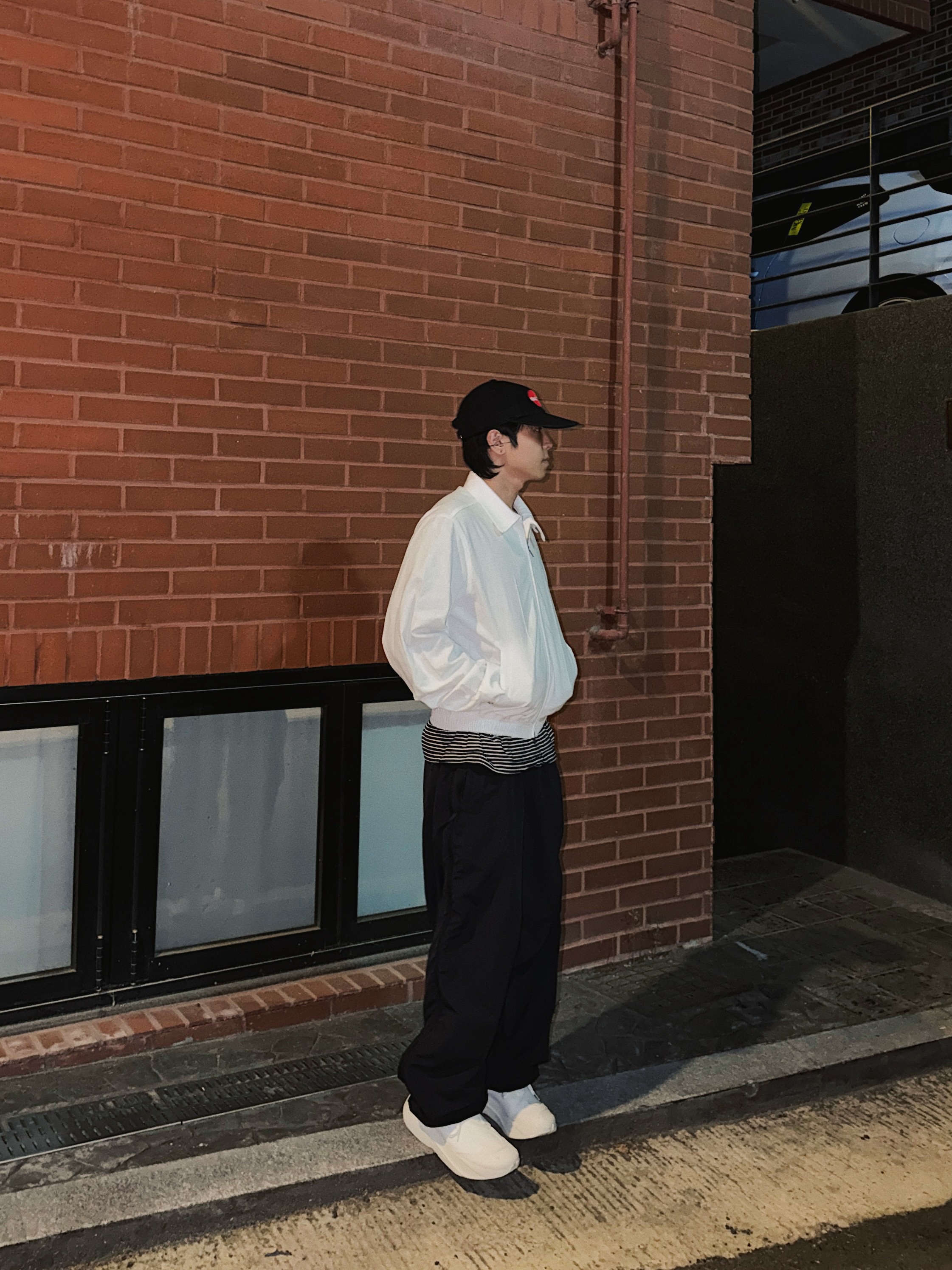 STU Vintage Swing Jacket In White, On Running x Post Archive Faction (Paf) Cloudboom Volt White Gale 착용 스타일 - 3