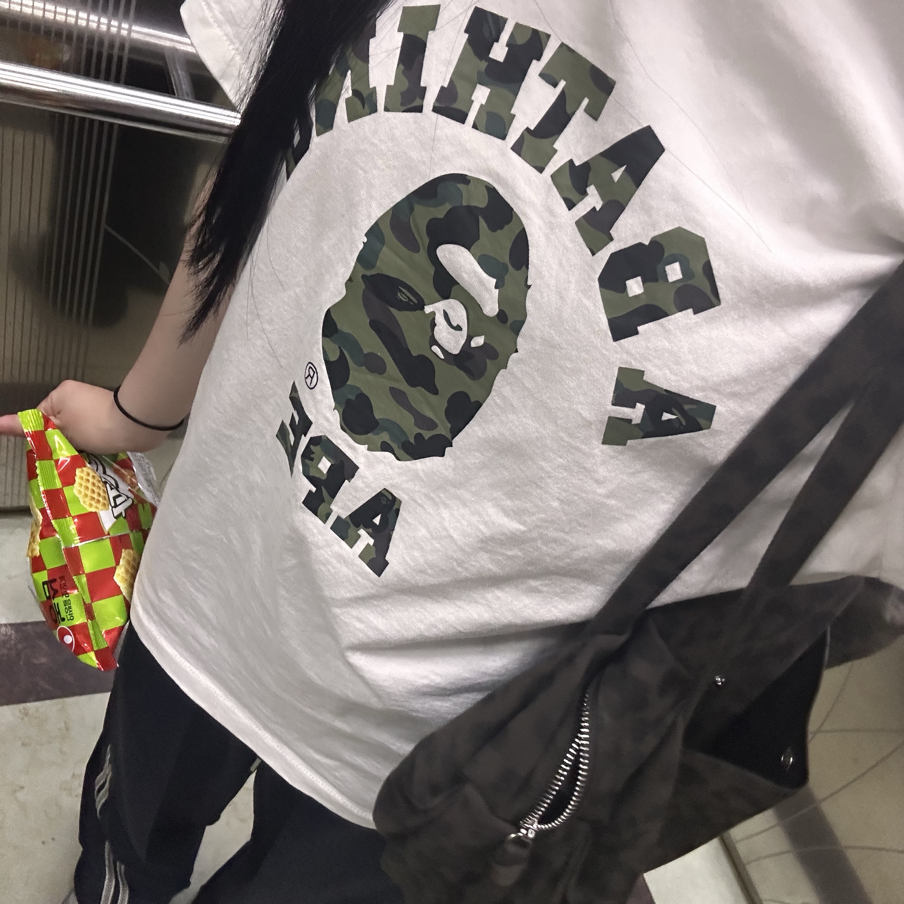 BAPE 1st Camo College T-Shirt White Green 착용 스타일 - 2