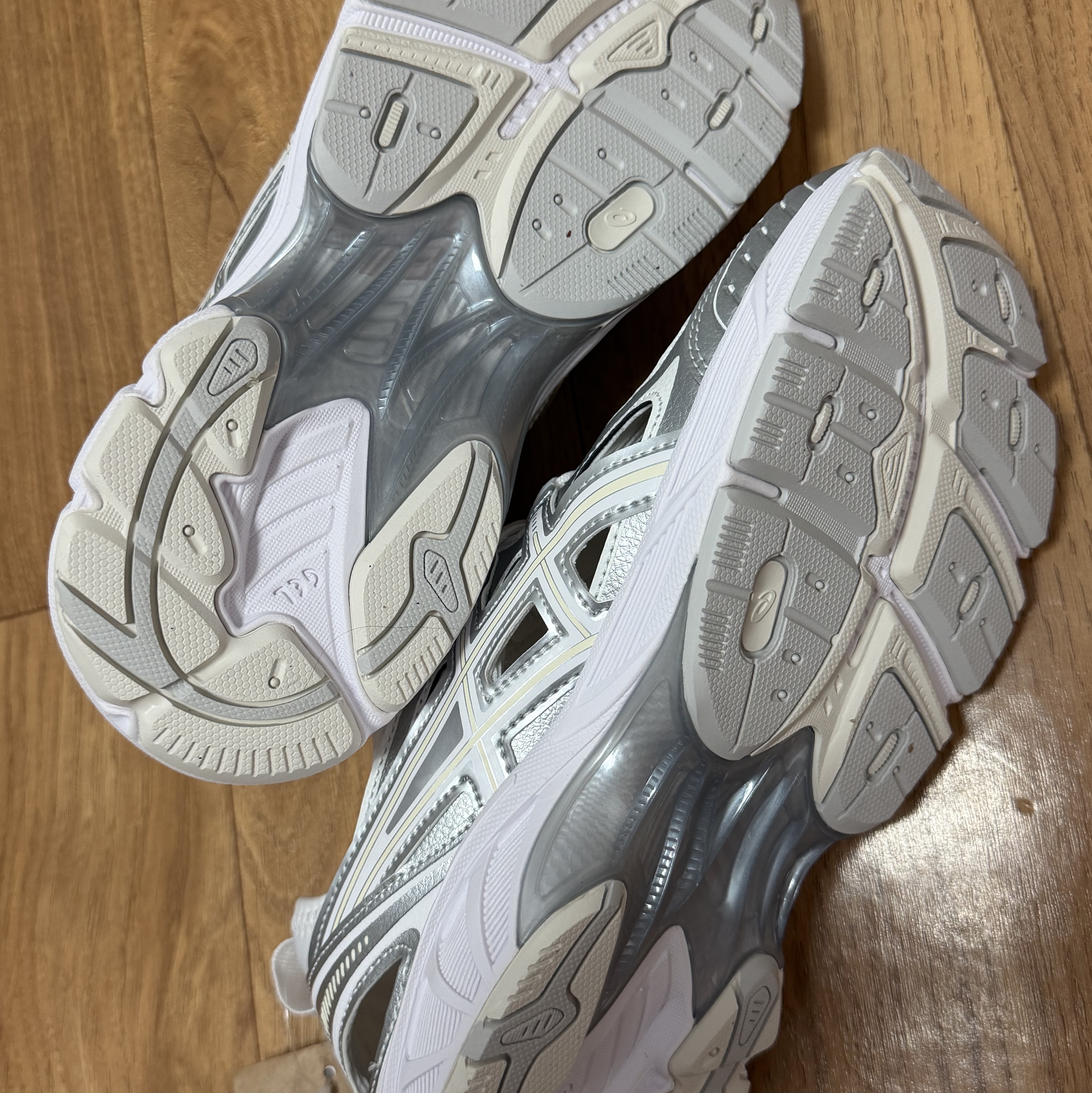 Asics GT-2160 Breeze White Pure Silver 착용 스타일 - 3