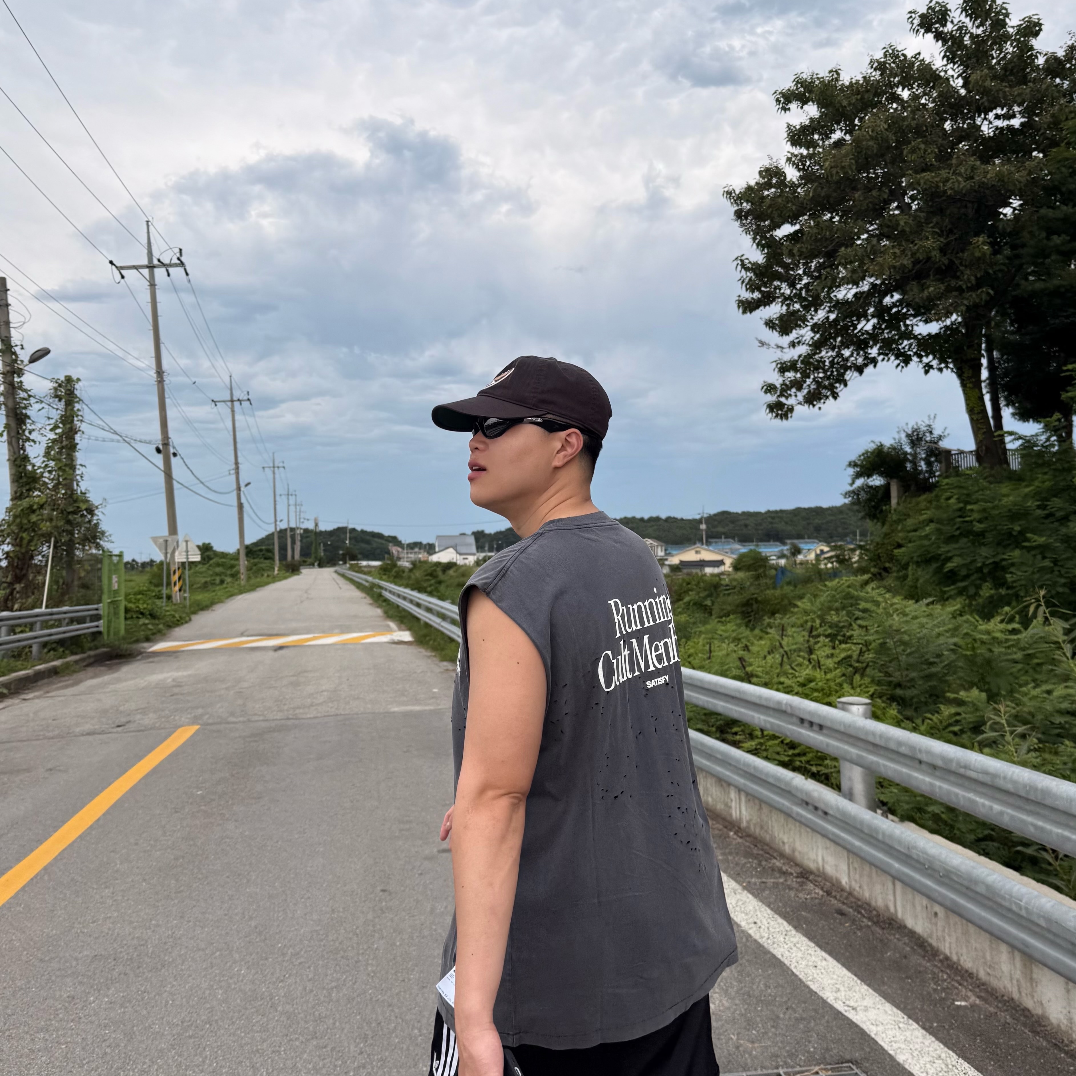 Oakley MUZM Scar Polished Black Frame Prizm Black, Satisfy Mothtech Muscle T-Shirt Aged Black 착용 스타일 - 2