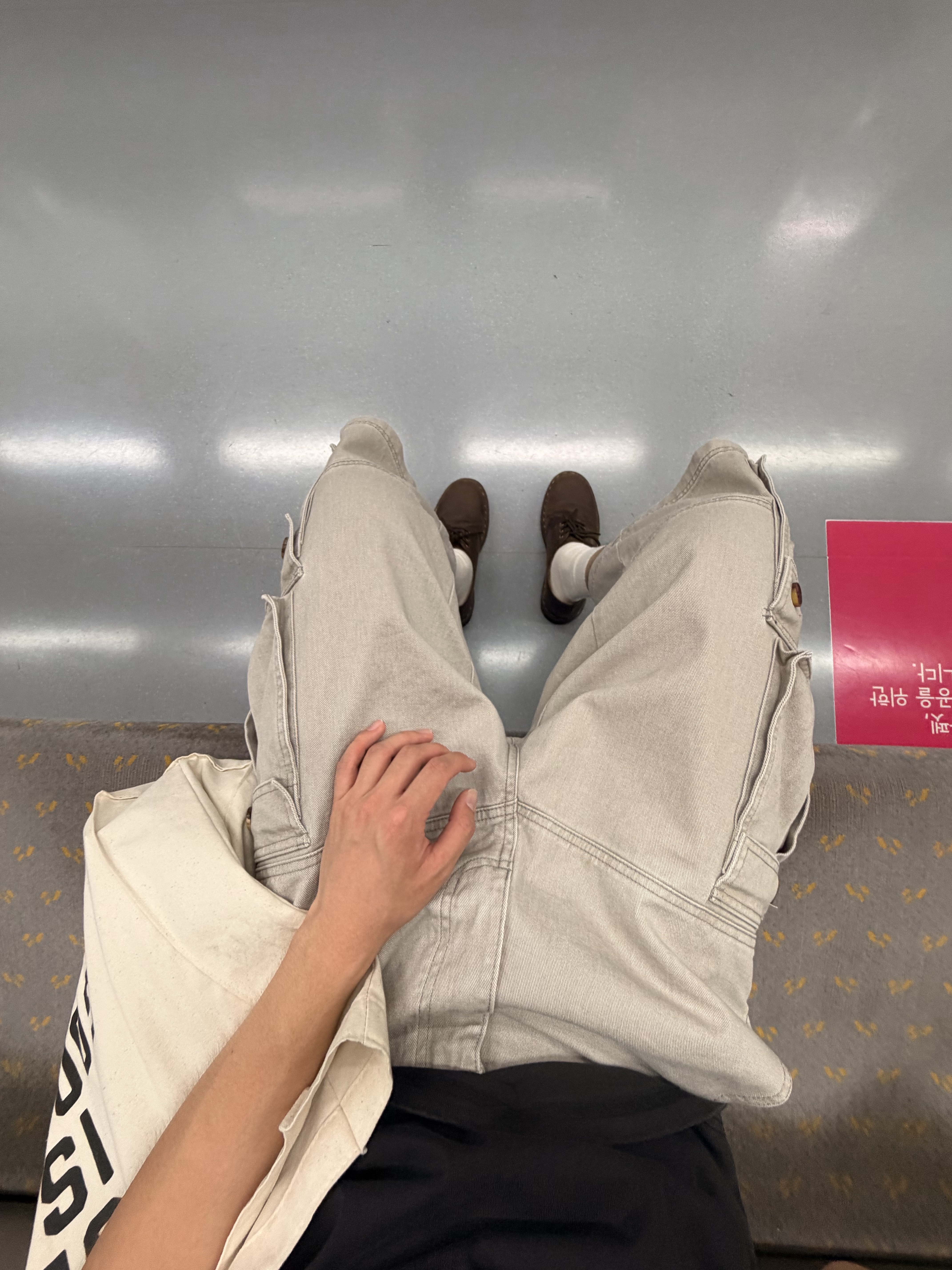 Karactor Wanderer Cargo Bermuda Pants Cement Gray 착용 스타일 - 3