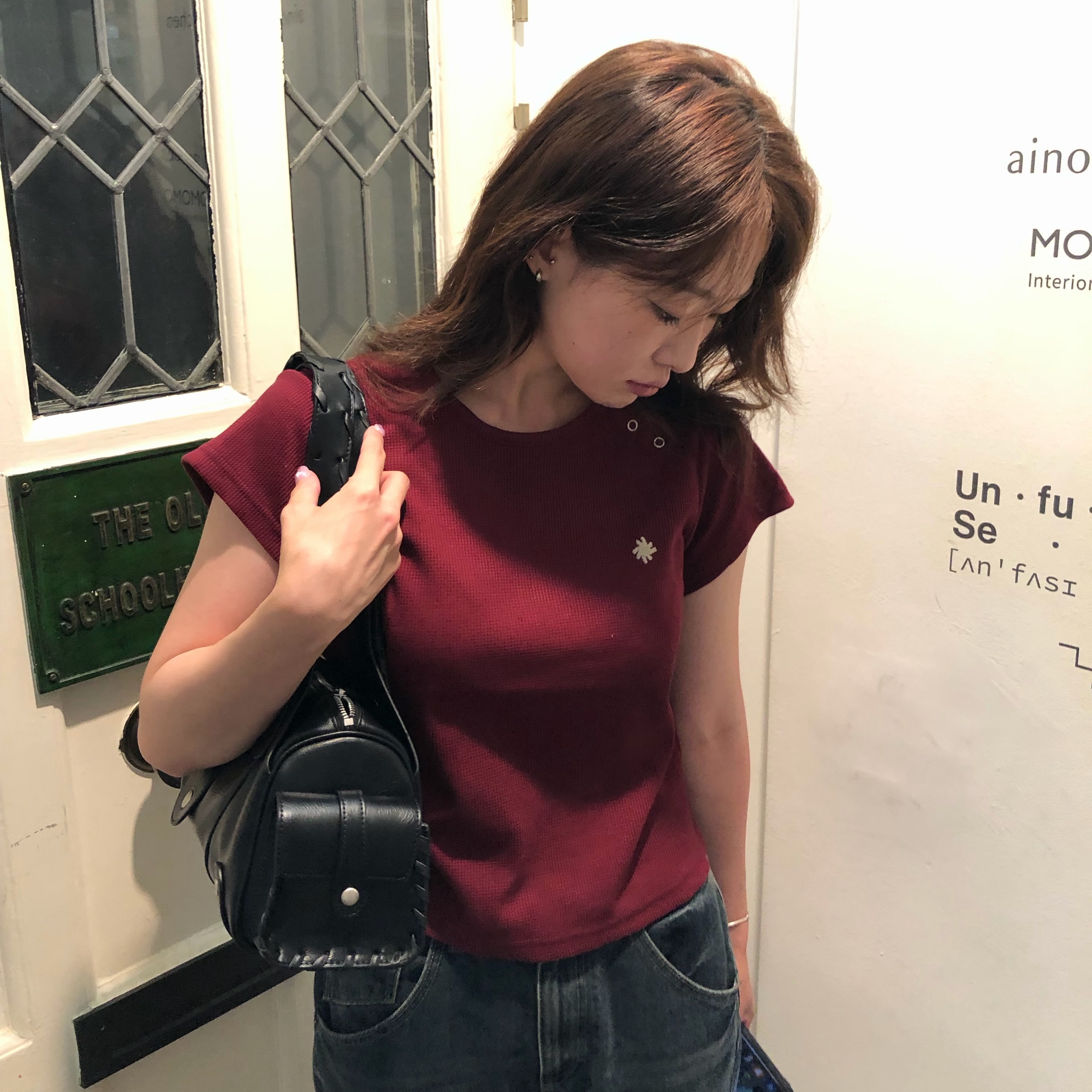 SLOW RECORD HOUSE Henley Neck Eyelet T-Shirt Burgundy 착용 스타일 - 1