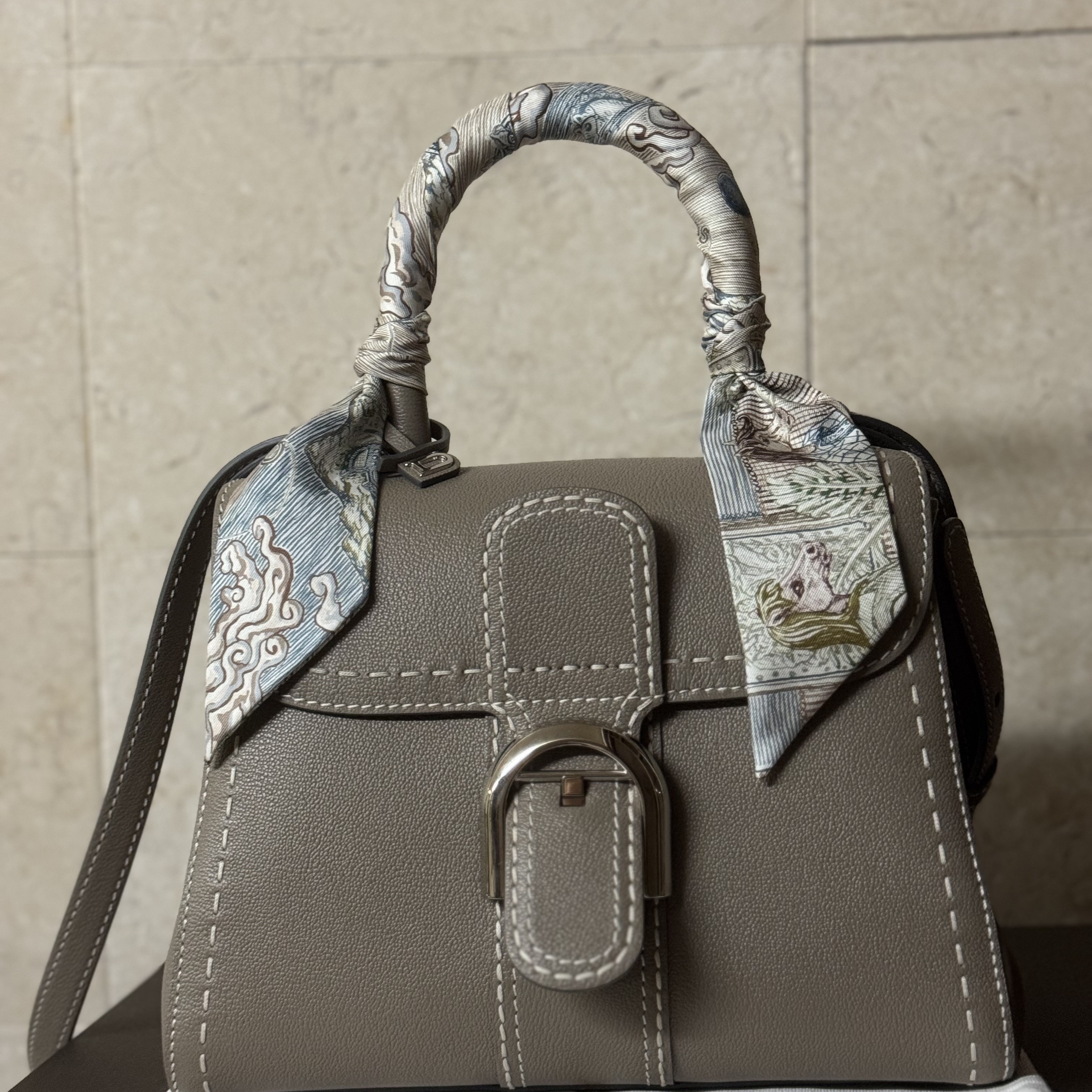 (W) Hermes City Of Light Silk Twilly Bleu Glacier Kaki Beige 착용 스타일