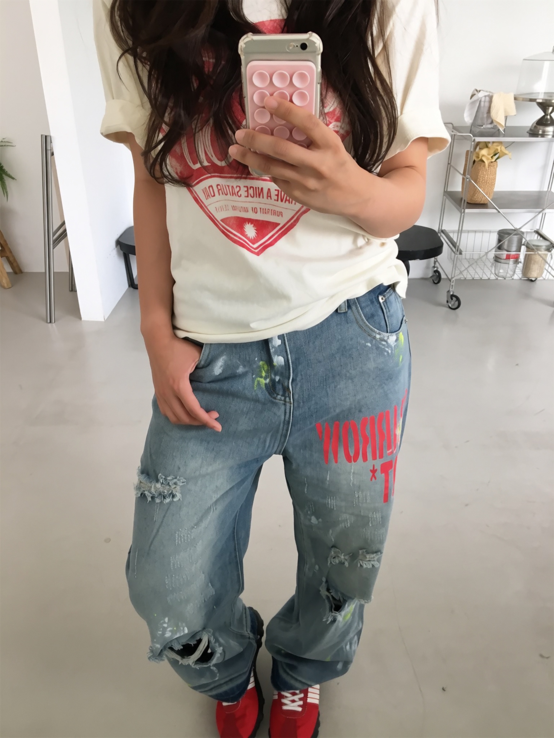 SATUR W Saturday Retro Mood Graphic T-Shirt Vintage Red 착용 스타일