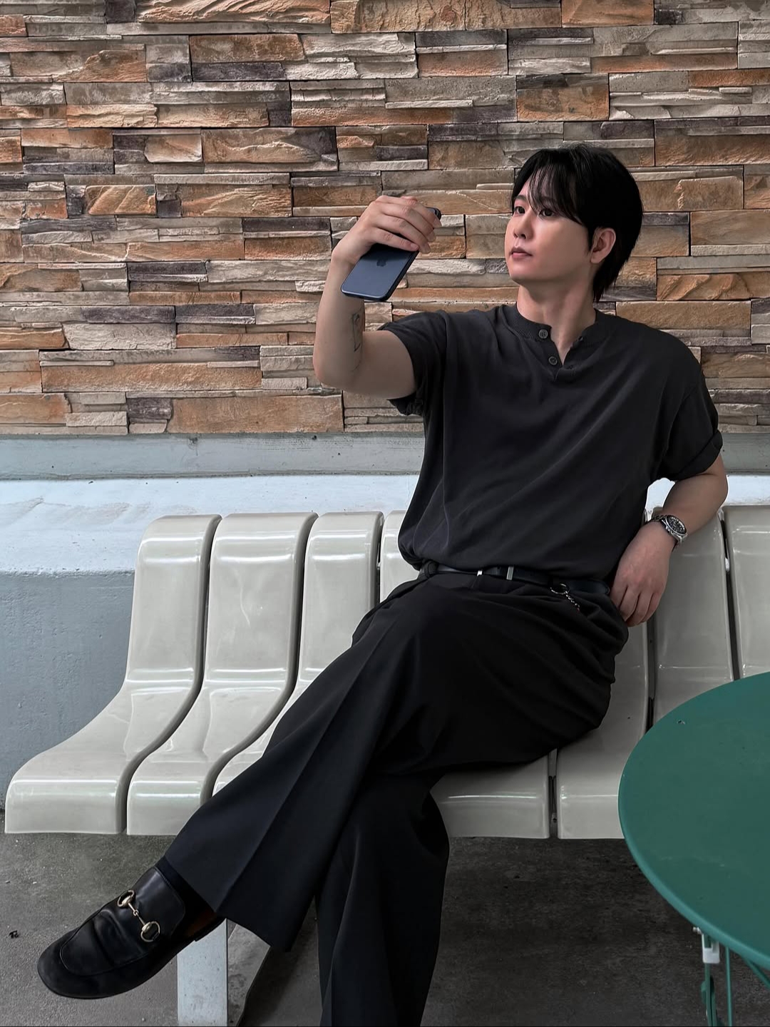 Knitted Shelron Cooling Single Crop Henly-Neck Knit Charcoal, Knitted Shelron Cooling Single Crop Henly-Neck Knit Black 착용 스타일 - 2