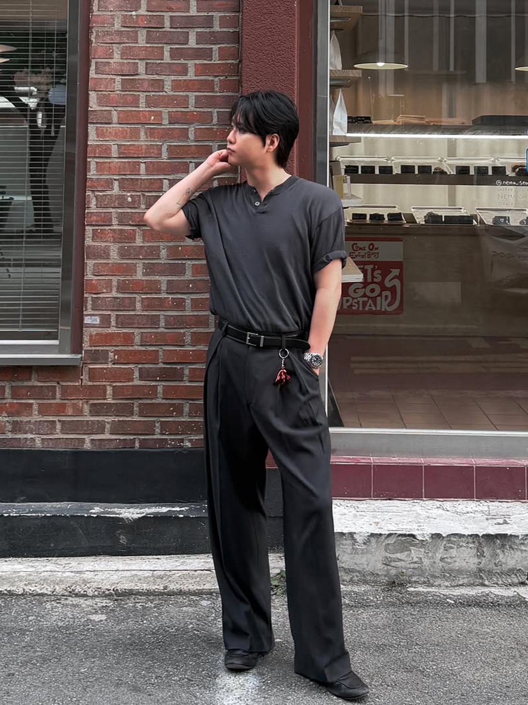 Knitted Shelron Cooling Single Crop Henly-Neck Knit Charcoal, Knitted Shelron Cooling Single Crop Henly-Neck Knit Black 착용 스타일 - 1