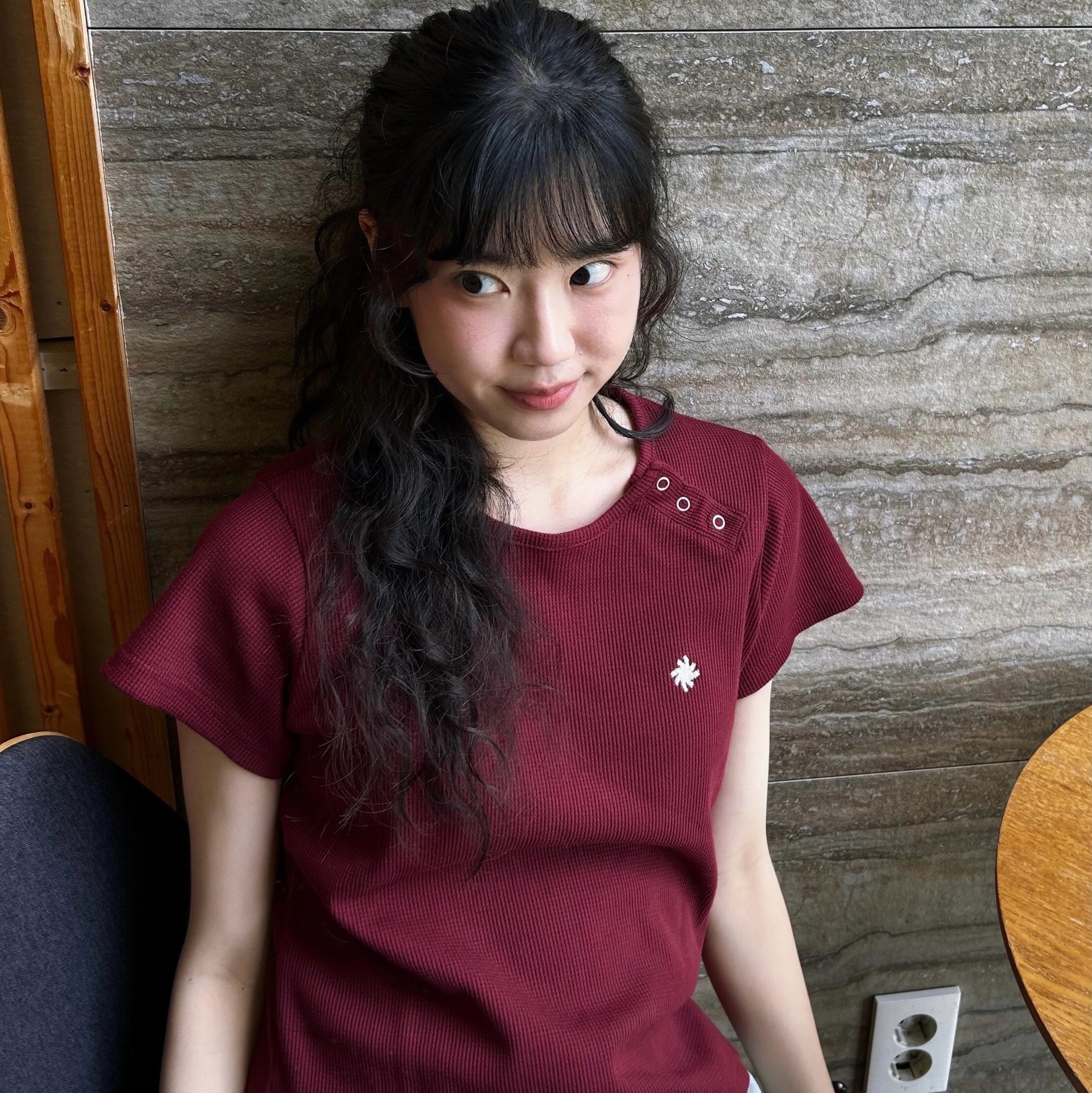 SLOW RECORD HOUSE Henley Neck Eyelet T-Shirt Burgundy 착용 스타일 - 1