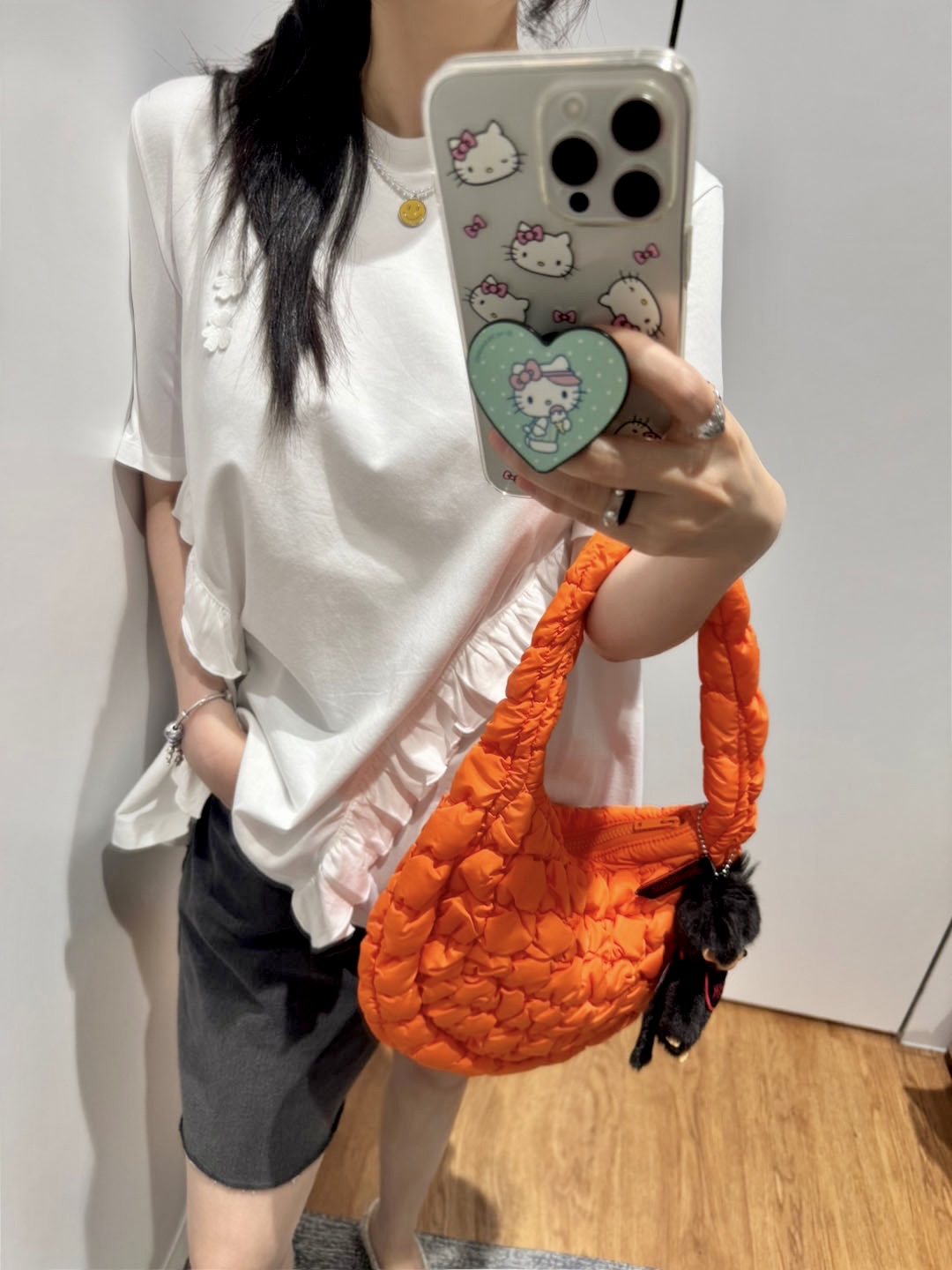 COS Quilted Mini Bag Bright Orange, (W) Uniqlo x Cecilie Bahnsen Frill T-Shirt White 착용 스타일 - 1