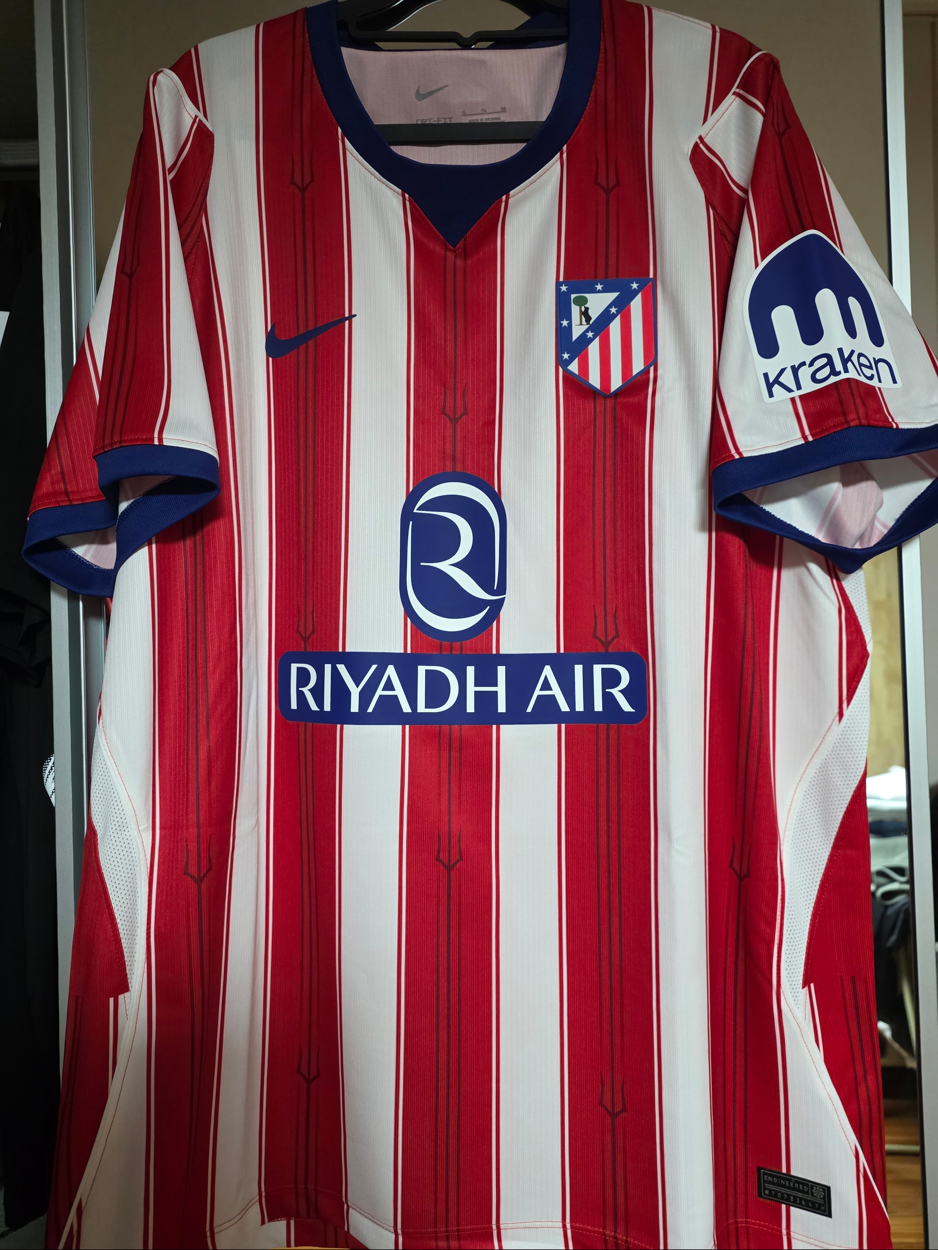 Nike Atletico Madrid 2026/27 Stadium Home Dri-Fit Replica Jersey White University Red (II1893-101) (Non Marking Ver.) 착용 스타일 - 1