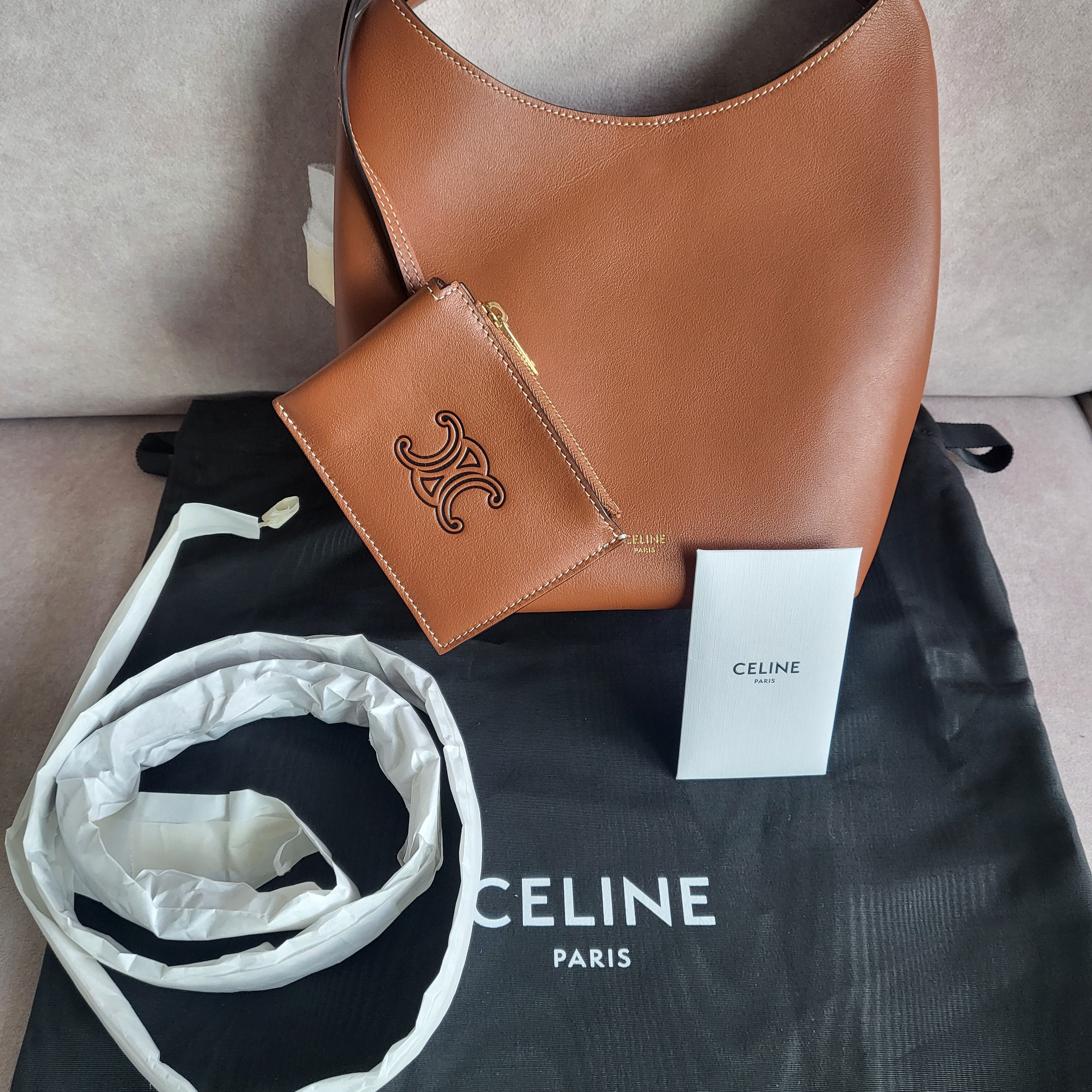 Celine Small Hobo in Supple Smooth Calfskin Tan 착용 스타일 - 4