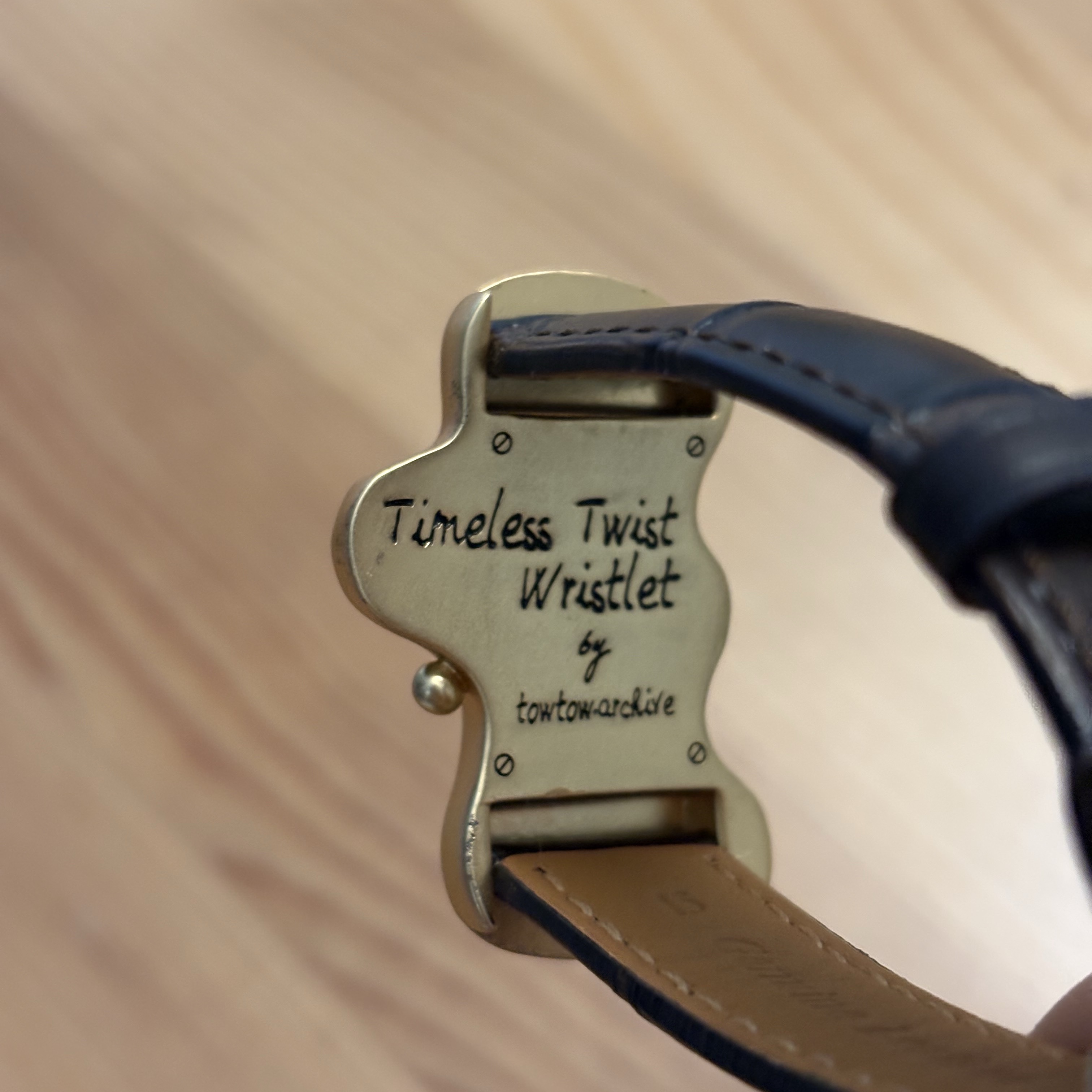 TOWTOW.ARCHIVE Timeless Twist Wristlet V3 Brown&Gold 착용 스타일 - 3