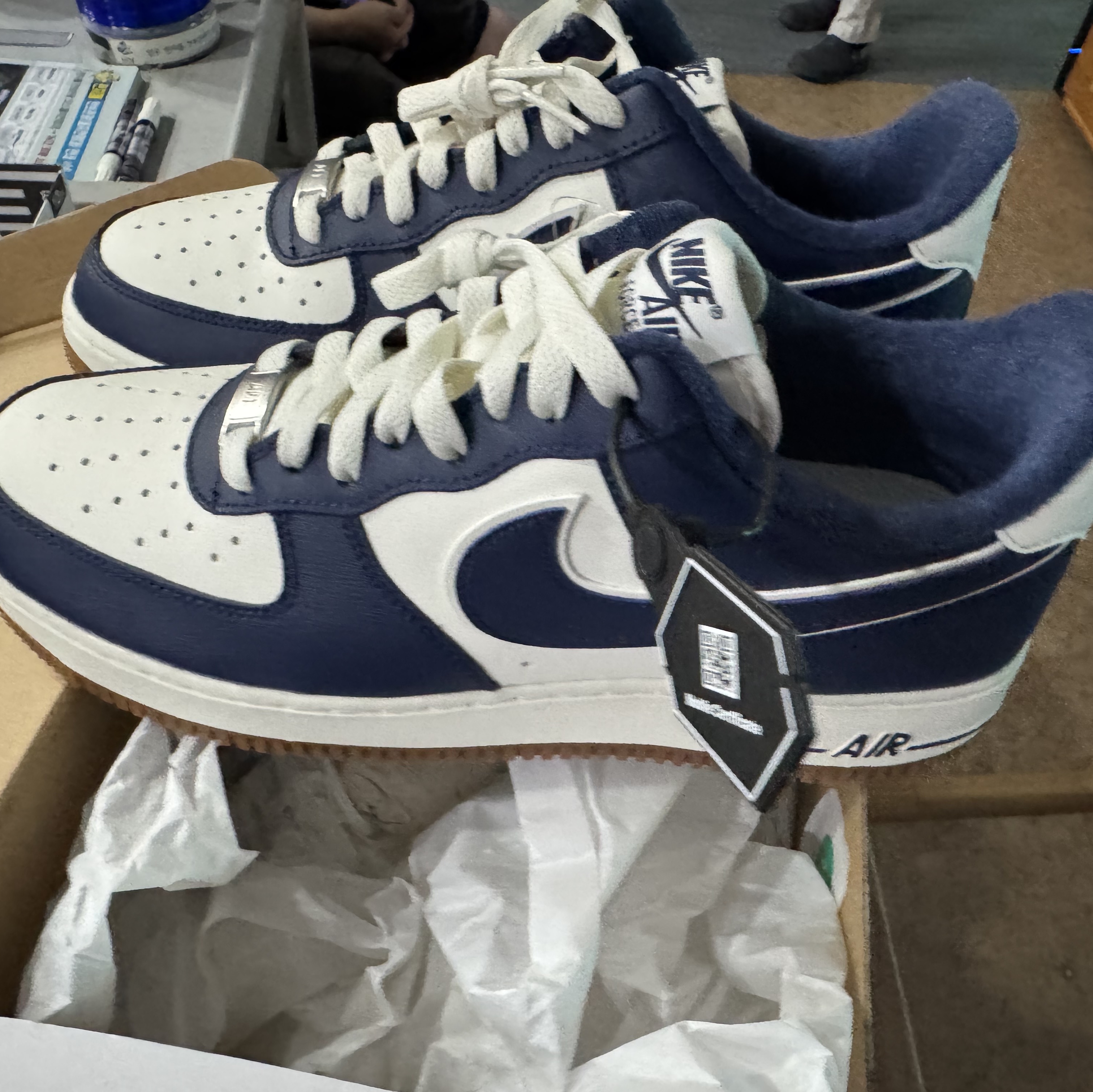 Nike Air Force 1 '07 LV8 Midnight Navy 착용 스타일 - 1