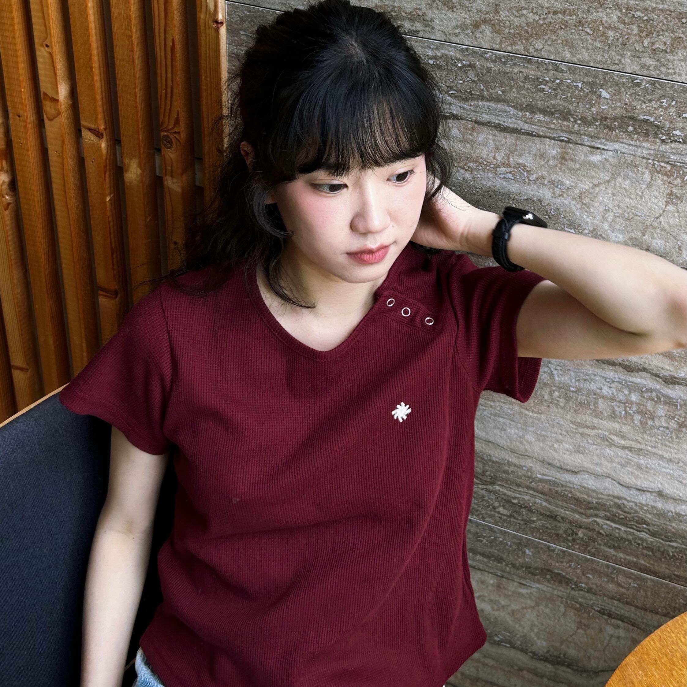 SLOW RECORD HOUSE Henley Neck Eyelet T-Shirt Burgundy 착용 스타일 - 2