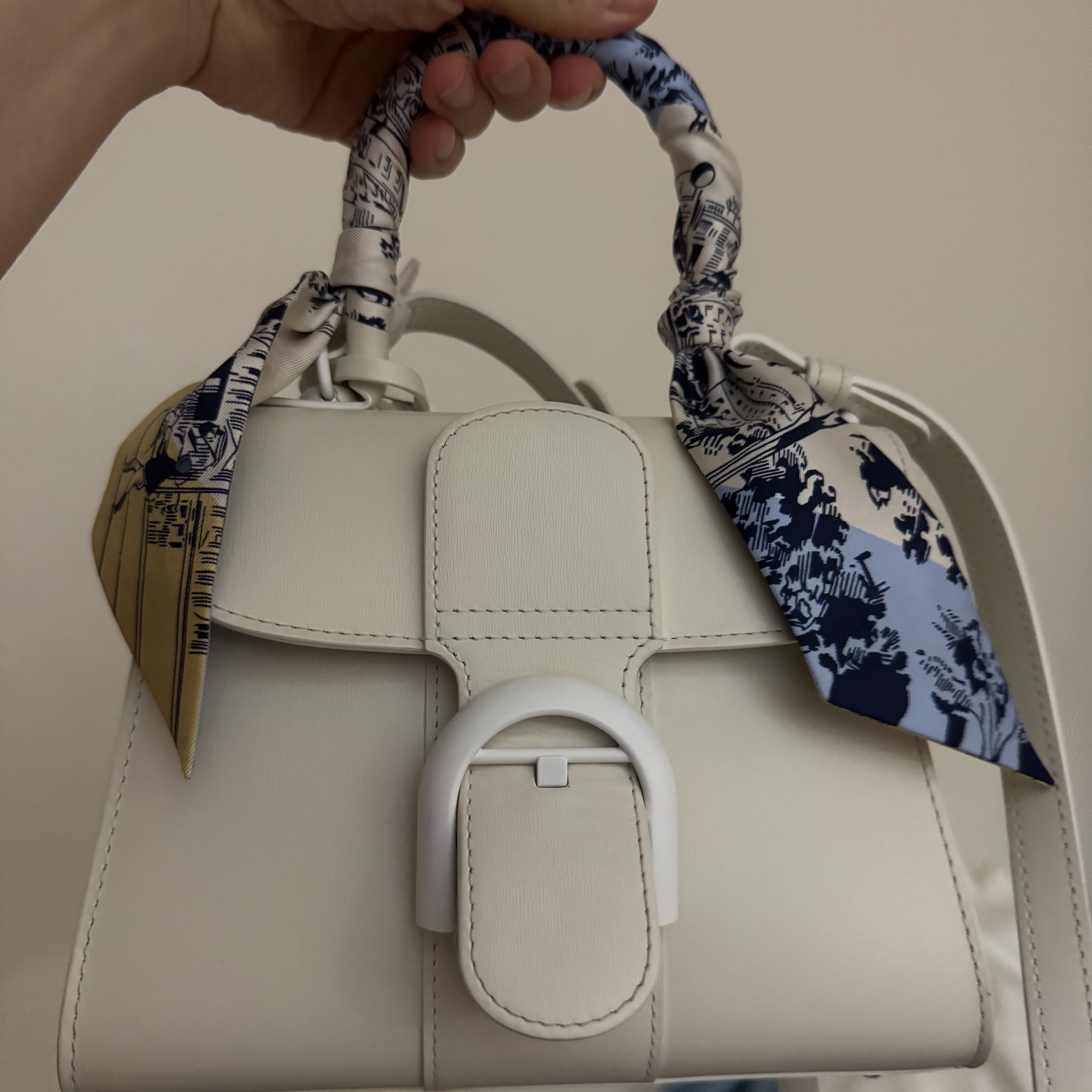 (W) Hermes A L'Ombre Des Boulevards Twilly Silk & Creme Bleu Jaune 착용 스타일