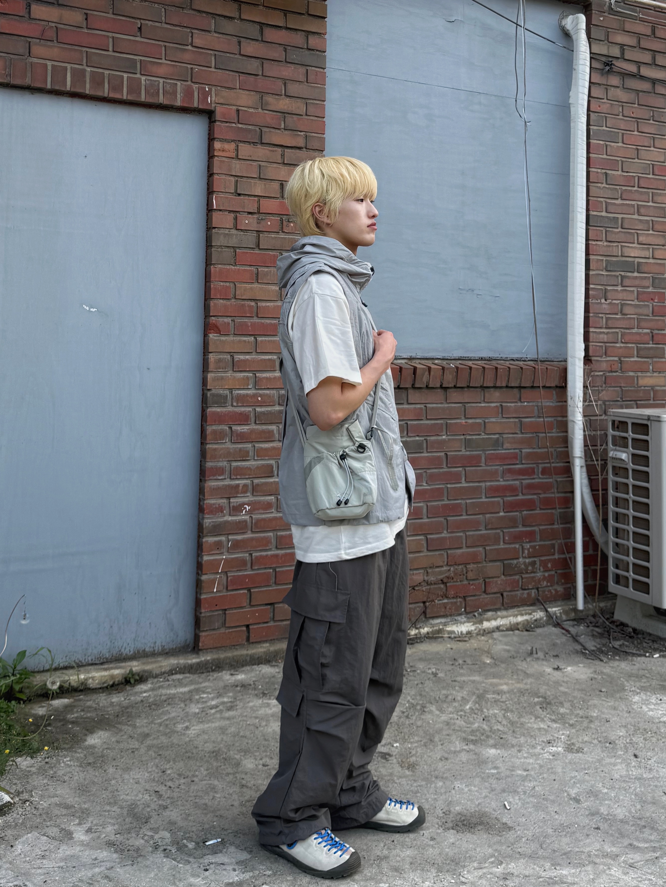 Sansan Gear 2Way Wave Jacket Blue Grey - 24SS, Sansan Gear Cross Bag Warm Grey - 24SS 착용 스타일 - 1