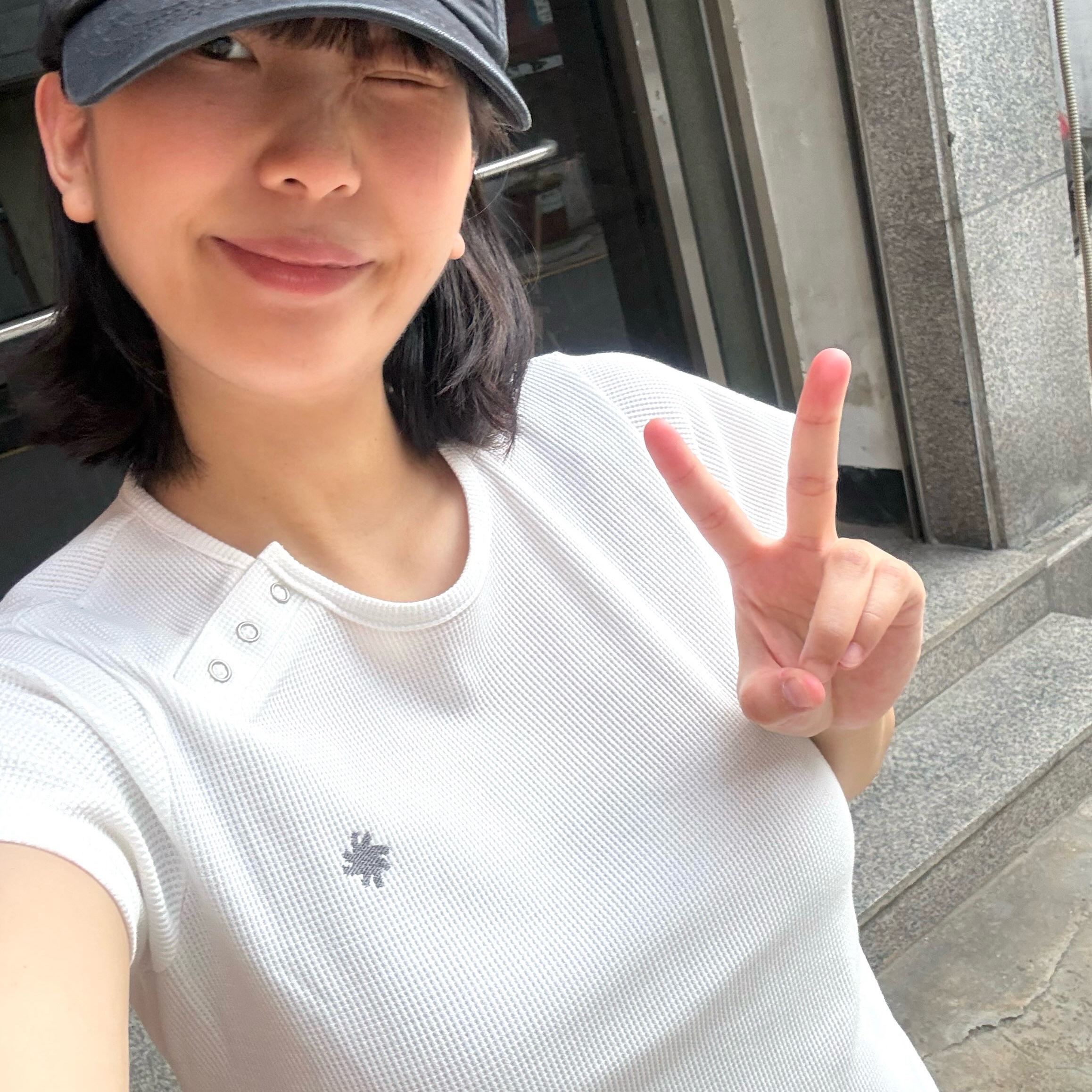 SLOW RECORD HOUSE Henley Neck Eyelet T-Shirt White 착용 스타일 - 1