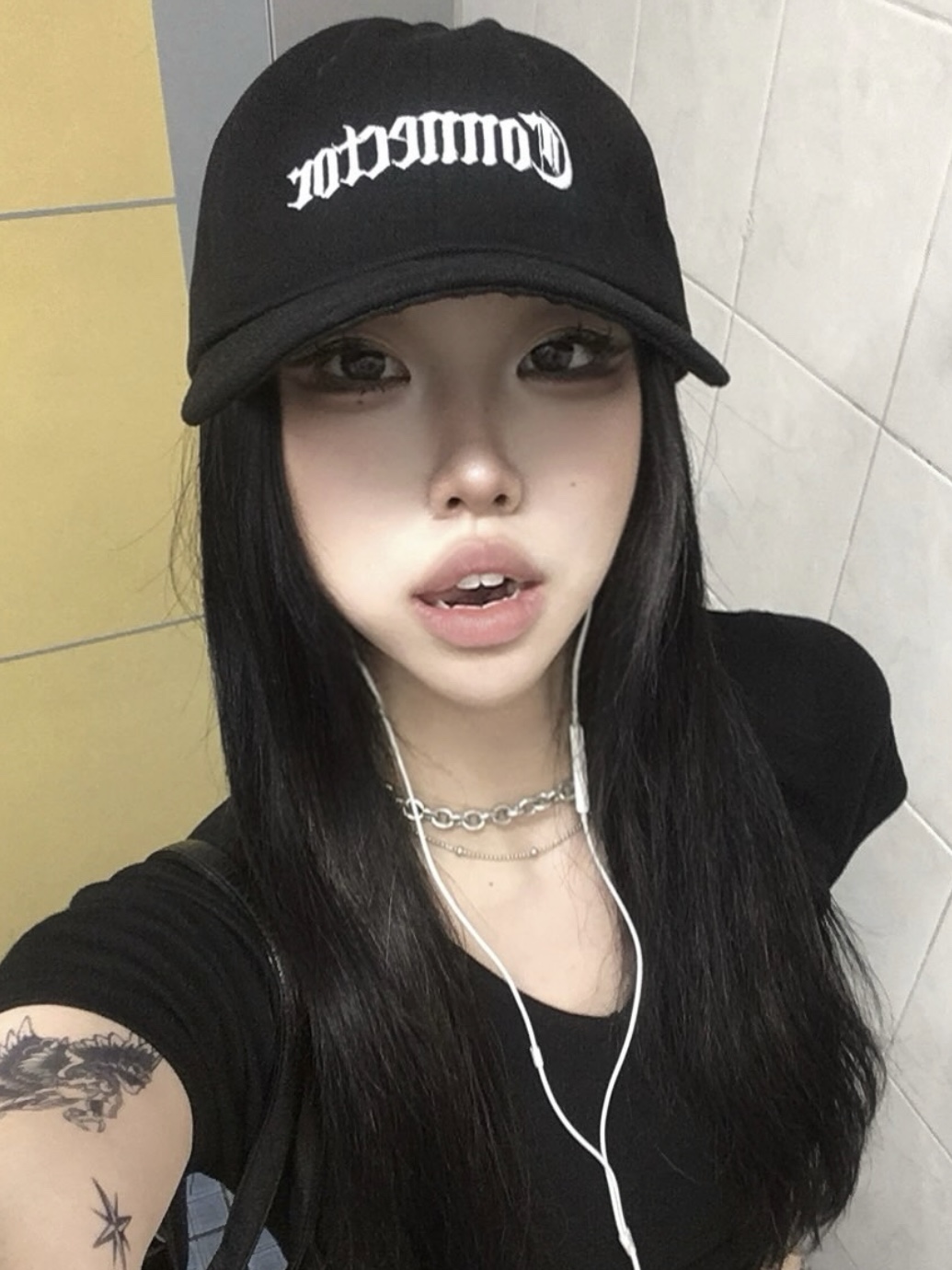 AX CONNECTION Connector Embroidered Cap Black, AX CONNECTION Destroyed Connector Embroidered Cap Black 착용 스타일