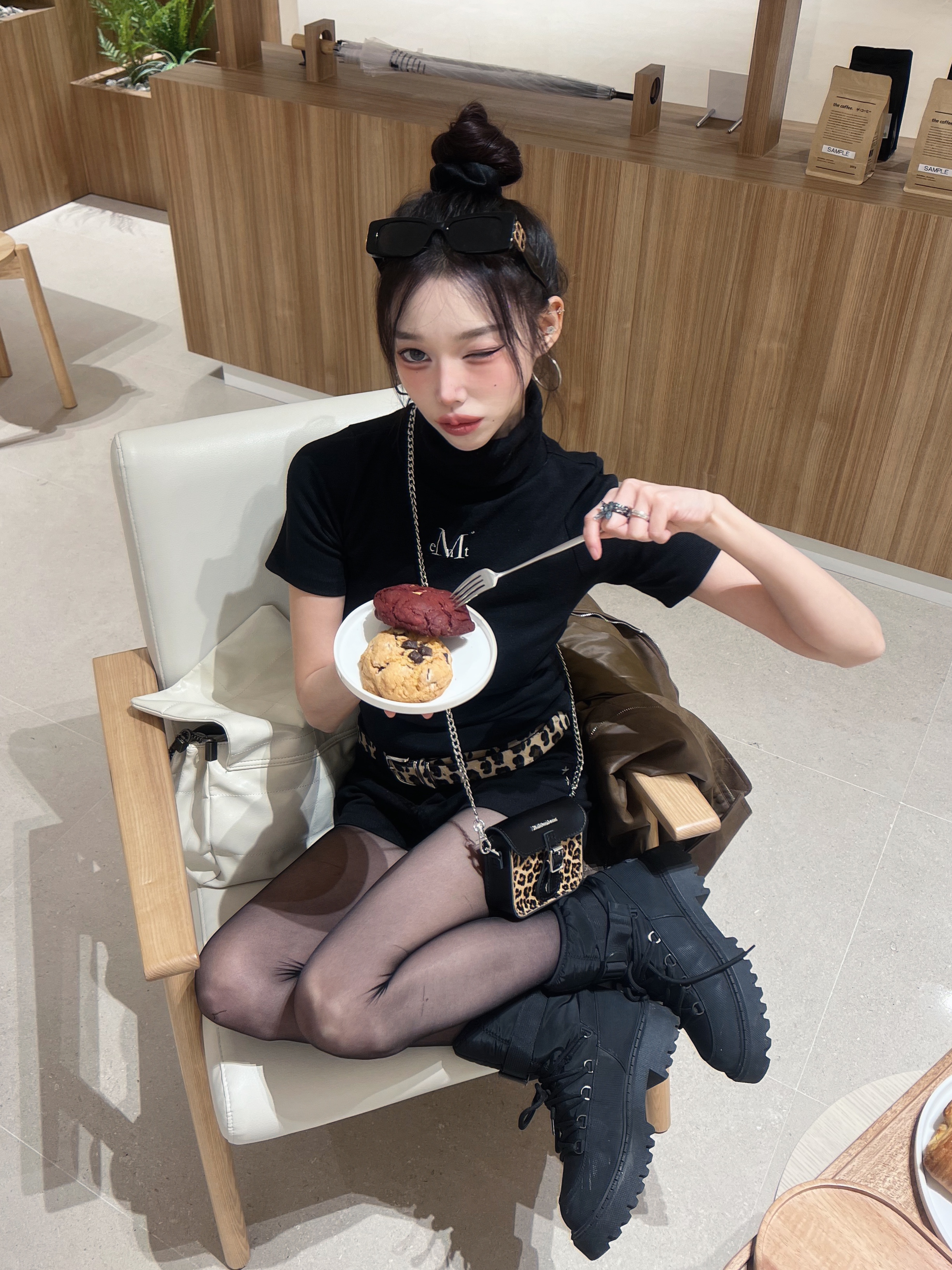 MUCENT Blubber Turtle Neck Half T Black 착용 스타일 - 2