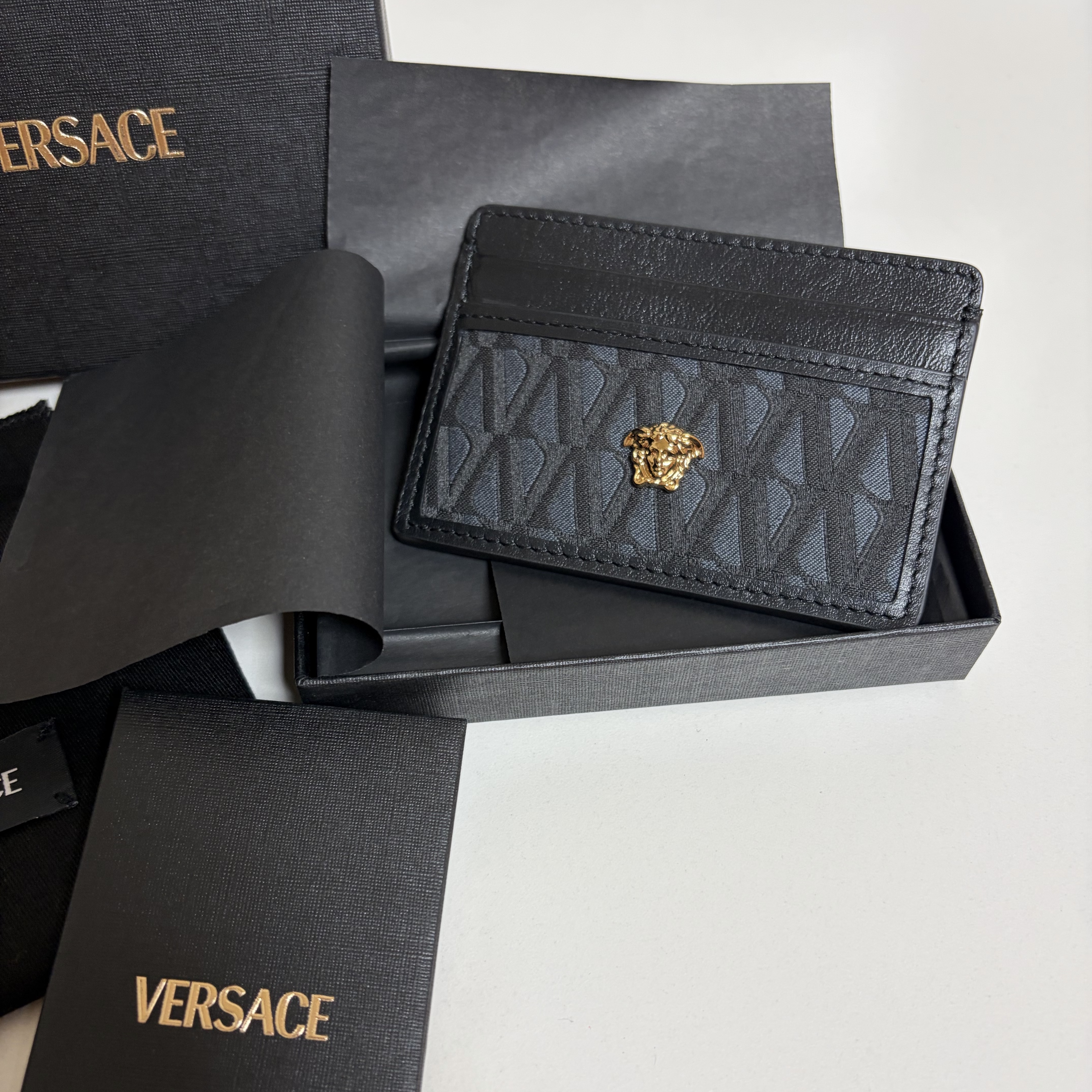 Versace La Medusa V Jacquard Card Holder Black Gold 착용 스타일