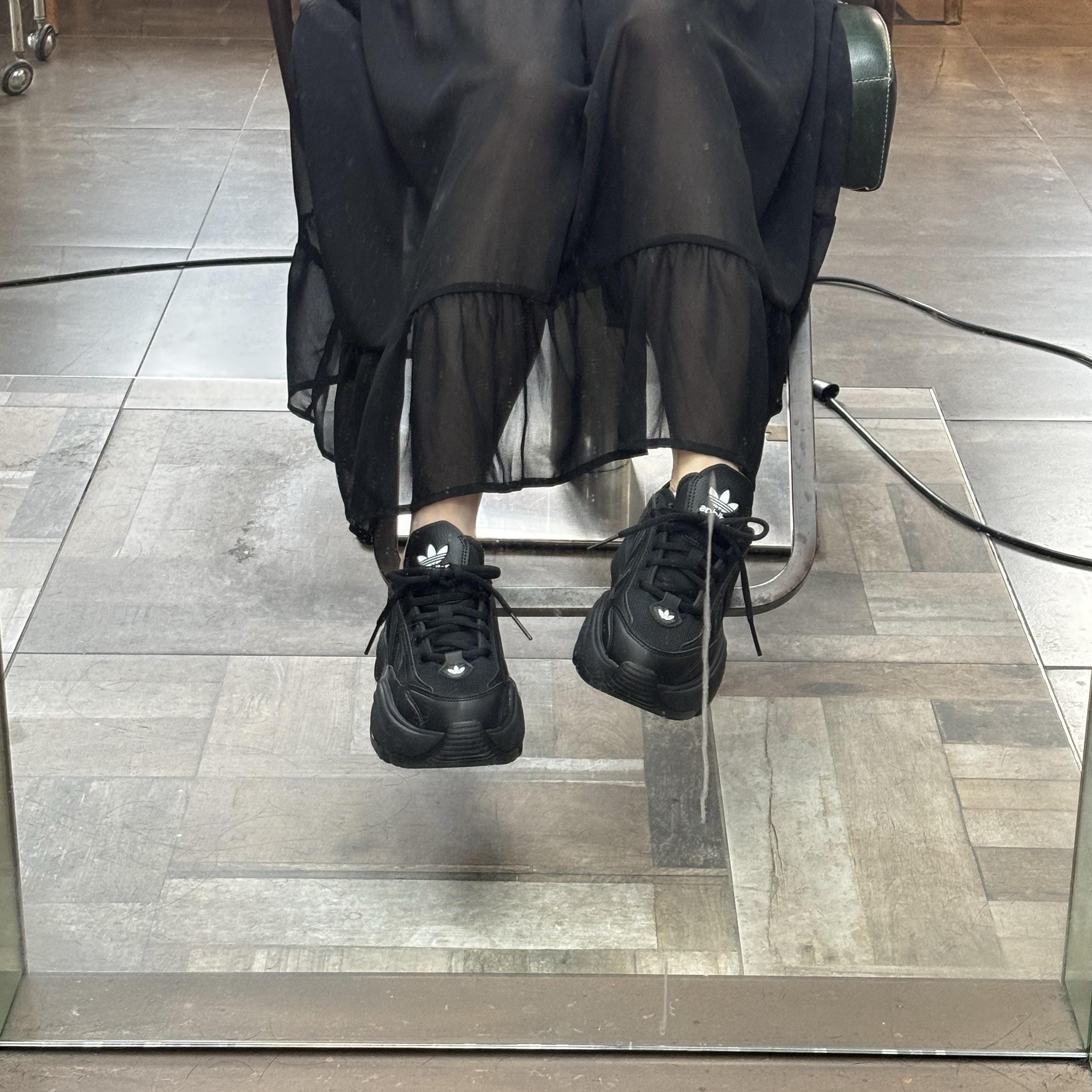 (W) Adidas Ozgaia Triple Black 착용 스타일