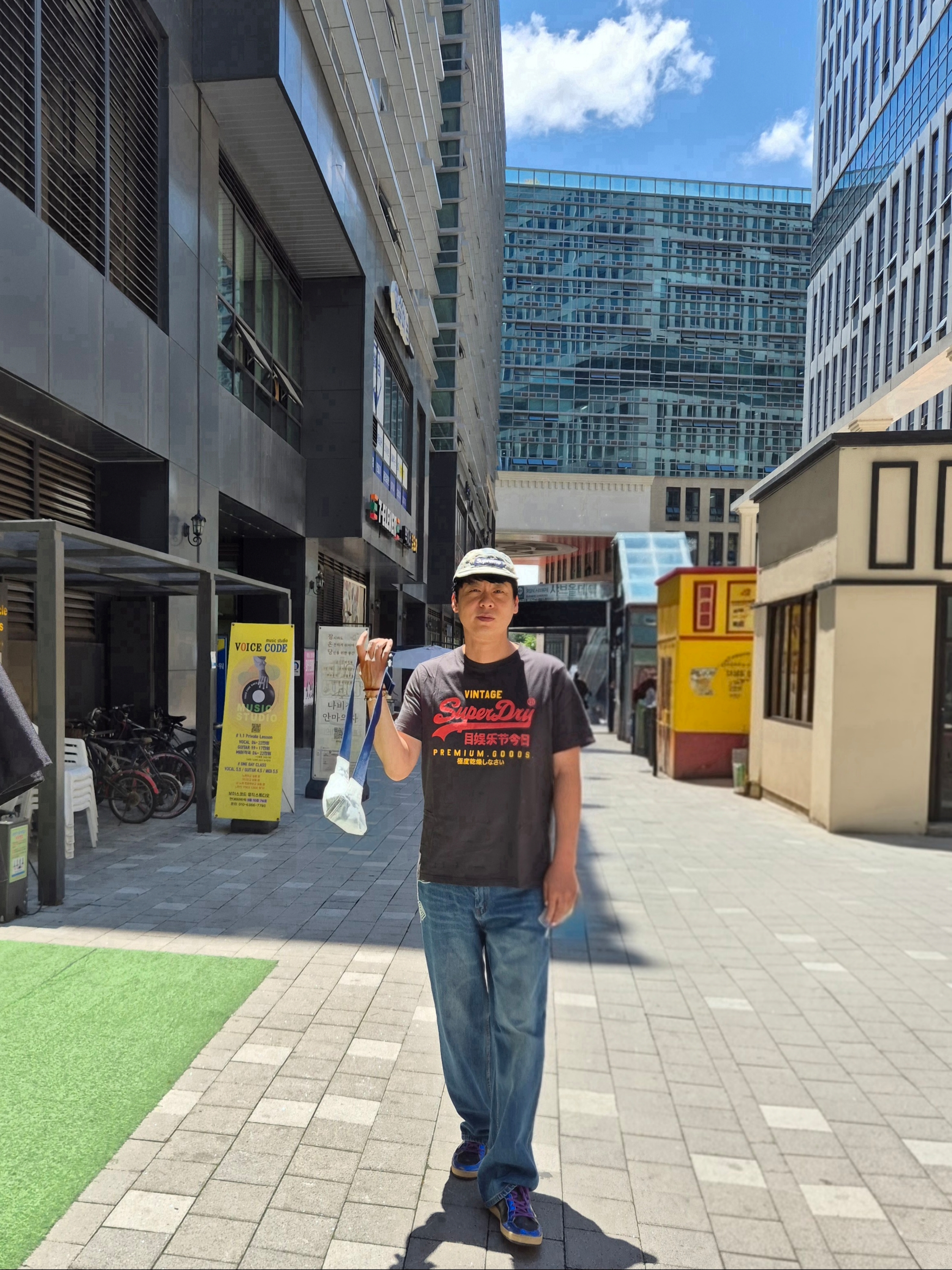 (W) Deus Ex Machina Bonham Jeans Dark Indigo, Supreme Bandana Jacquard Denim Camp Cap Blue - 25SS 착용 스타일 - 3