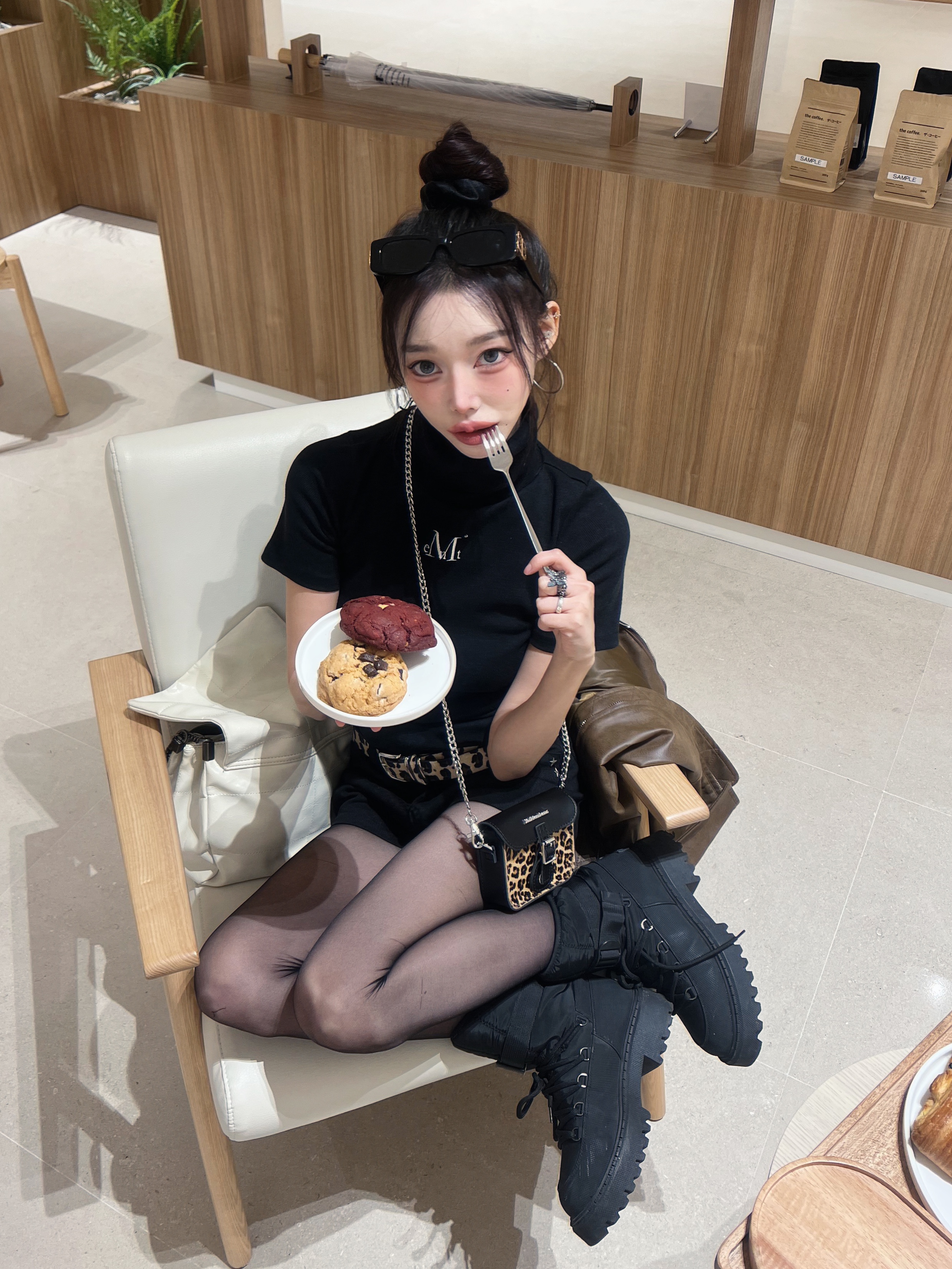 MUCENT Blubber Turtle Neck Half T Black 착용 스타일 - 3