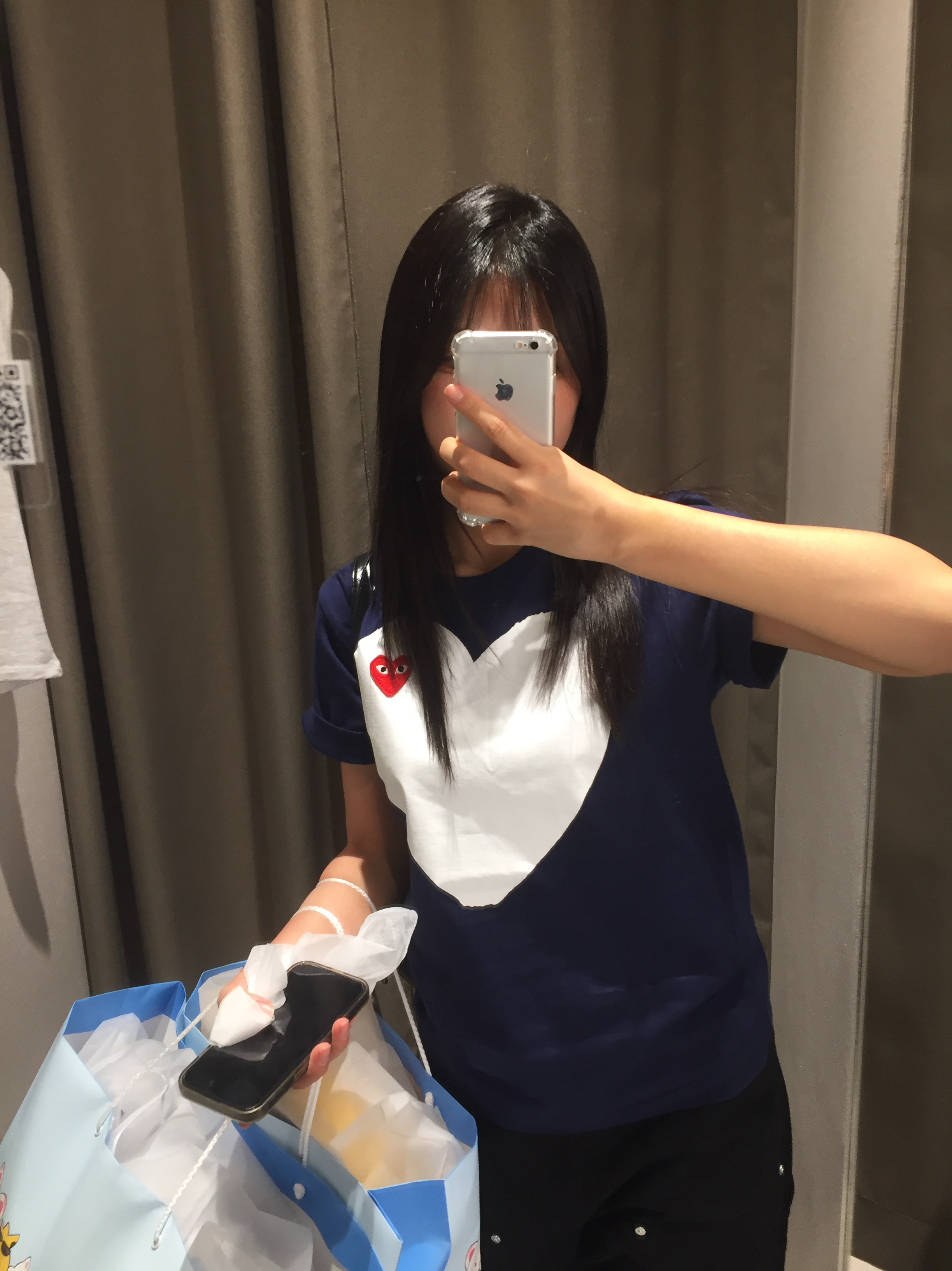Play Comme des Garcons Red Heart Printed White Heart T-Shirt Navy 착용 스타일