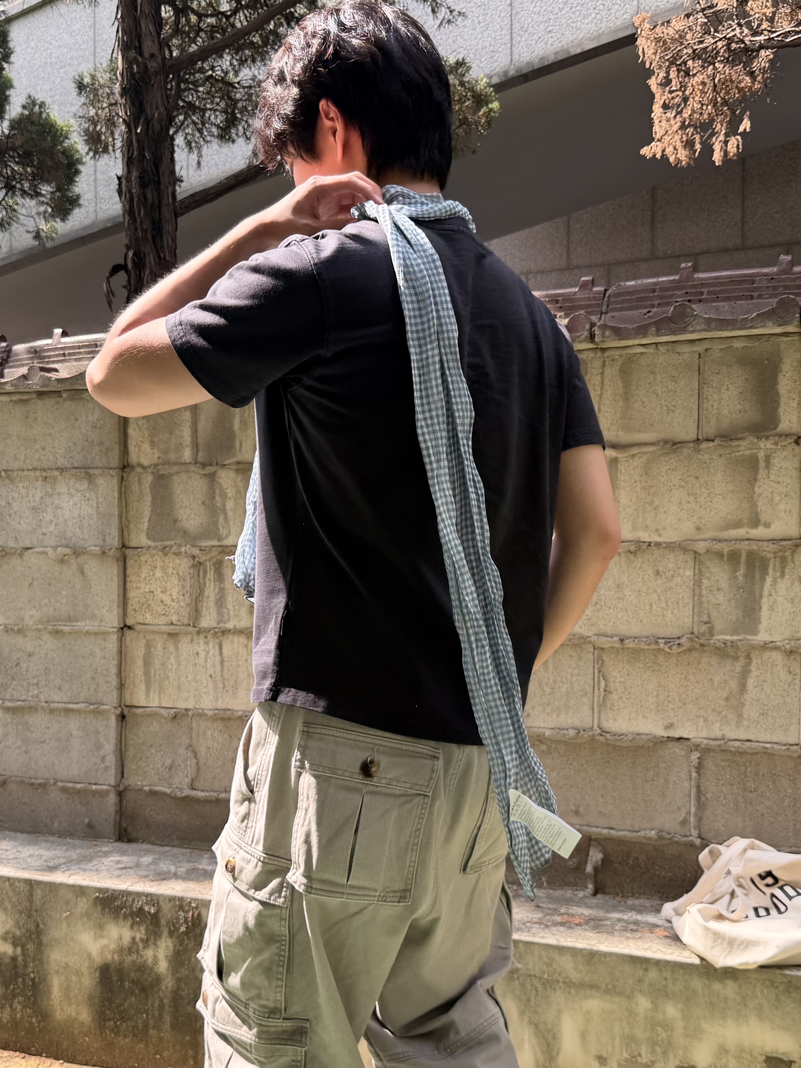 Karactor Wanderer Cargo Bermuda Pants Cement Gray 착용 스타일 - 4