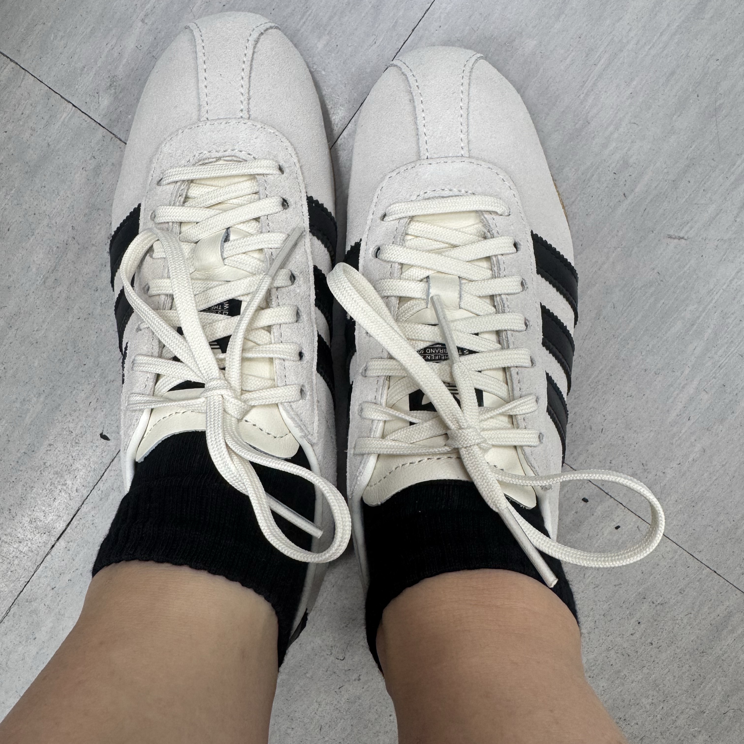(W) Adidas Tokyo Off White Core Black 착용 스타일