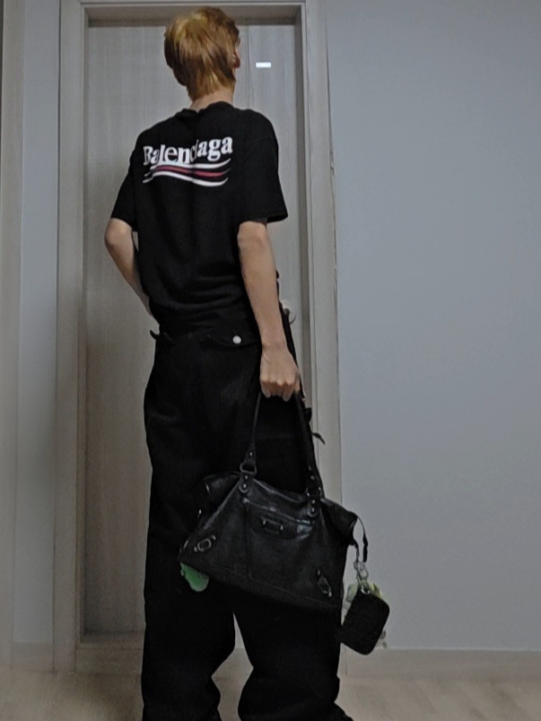 Balenciaga 10XL Sneakers Black, Balenciaga Cargo Pants Faded Black 착용 스타일 - 1