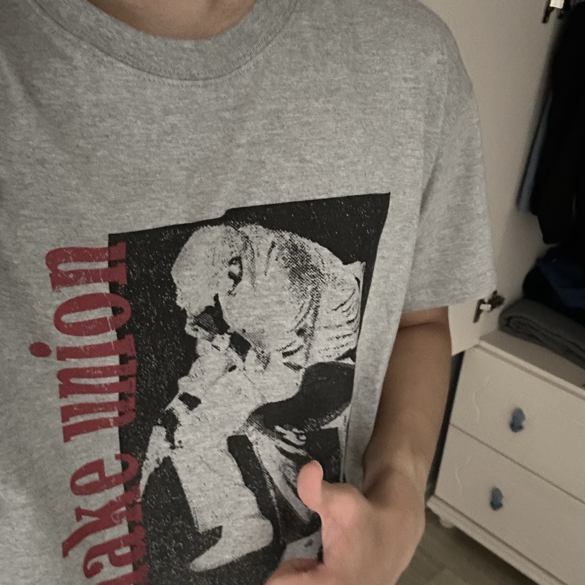 AMOU Trouble Half T-Shirts Gray 착용 스타일