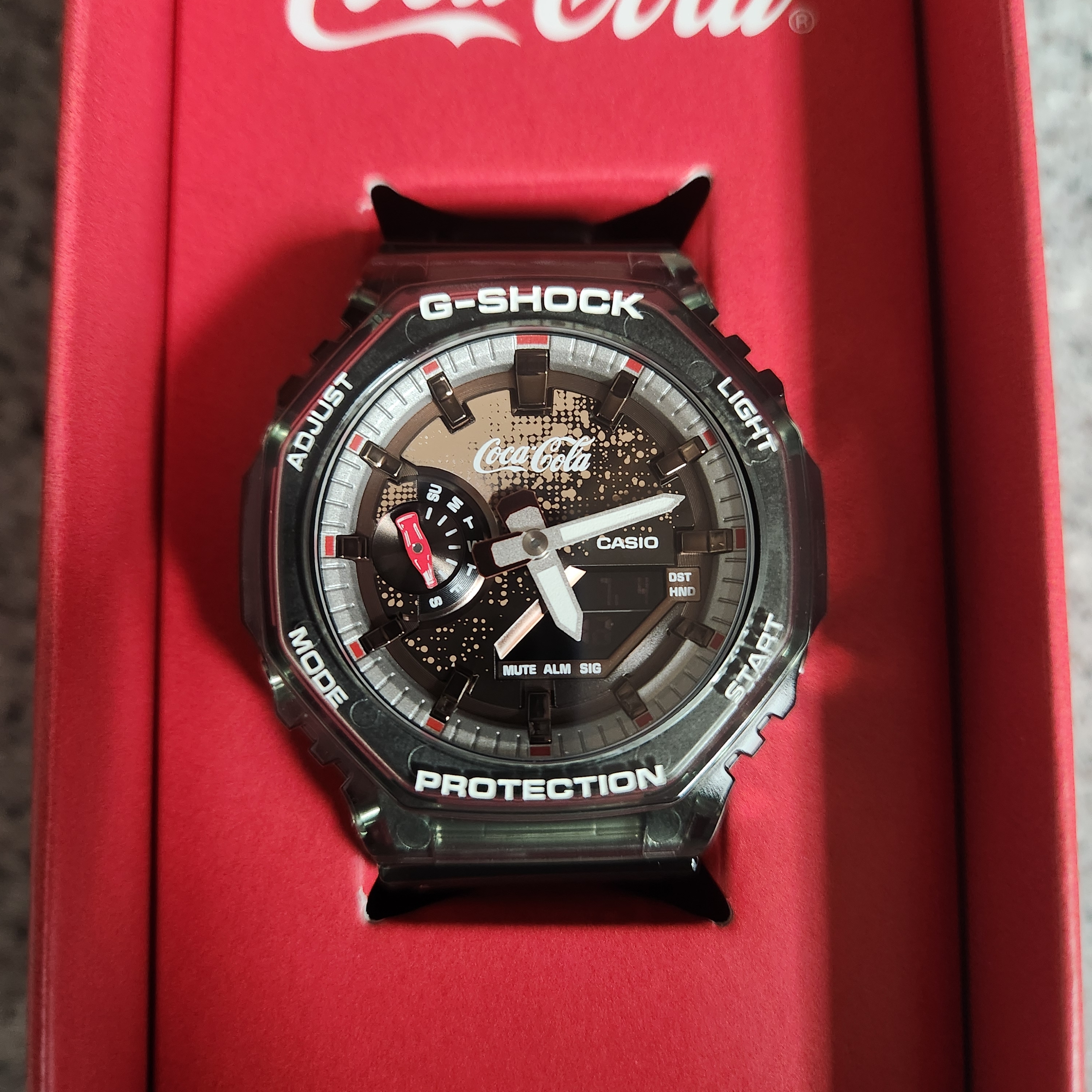 Casio G-Shock x Coca-Cola GA-2100CC-3A 착용 스타일