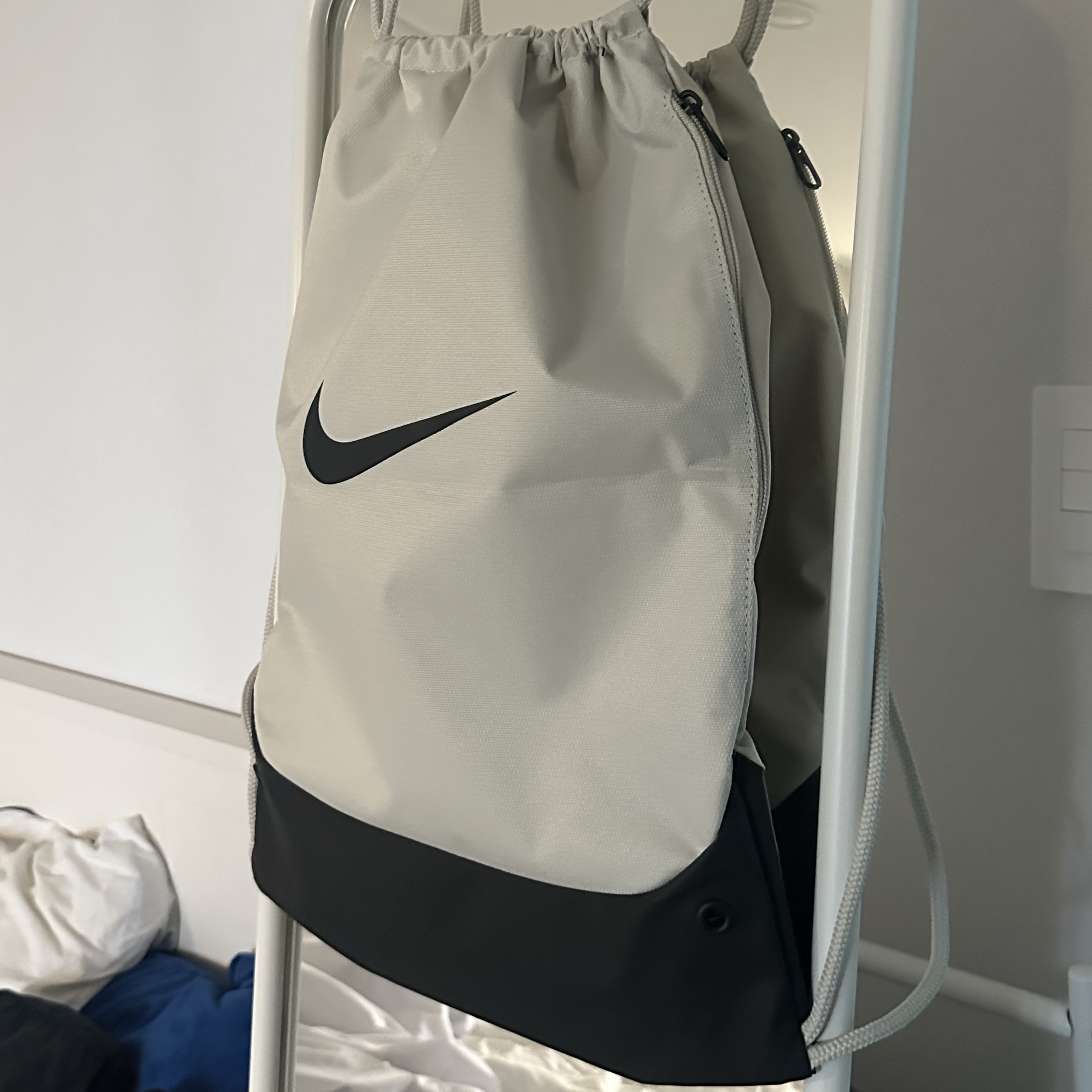 Nike Brasilia Drawstring Bag 18L Light Bone Black 착용 스타일