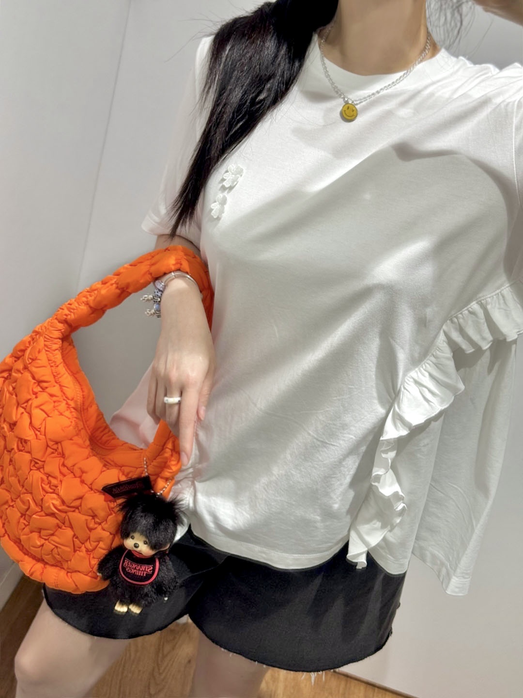 COS Quilted Mini Bag Bright Orange, (W) Uniqlo x Cecilie Bahnsen Frill T-Shirt White 착용 스타일 - 2