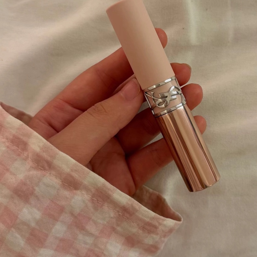 Yves Saint Laurent New Lovenude Lip Blusher 01 Undressed Pink 착용 스타일