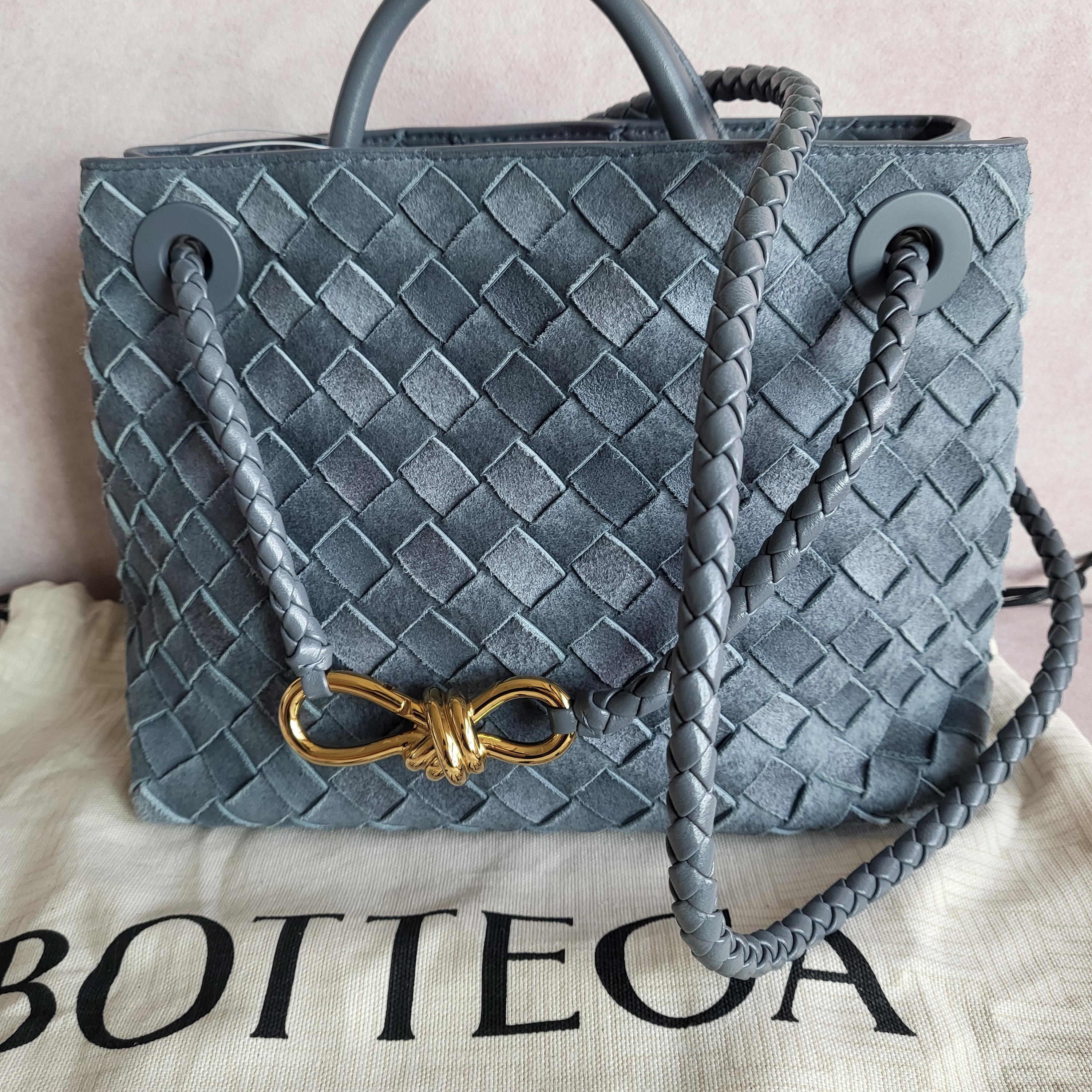 Bottega Veneta Small Andiamo Cloudy Indigo Gravel 착용 스타일 - 2