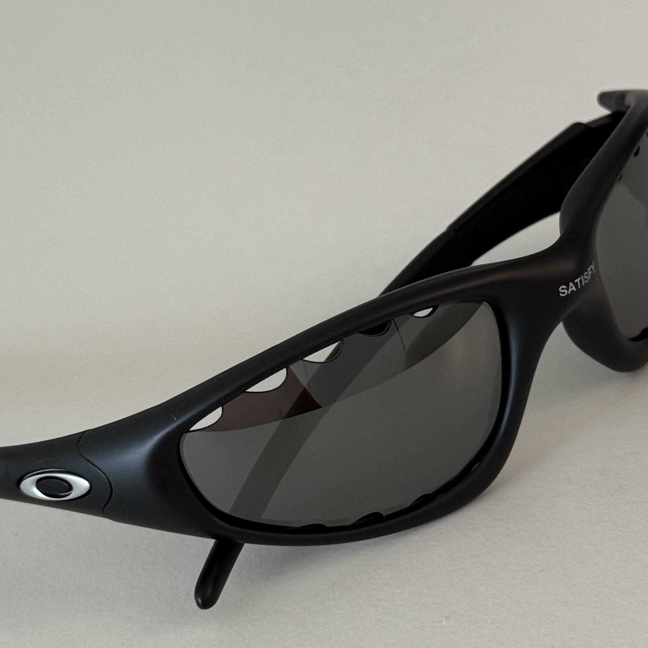 Oakley x Satisfy Straight Jacket 99 O Matter Frame Prizm Black Lense 착용 스타일