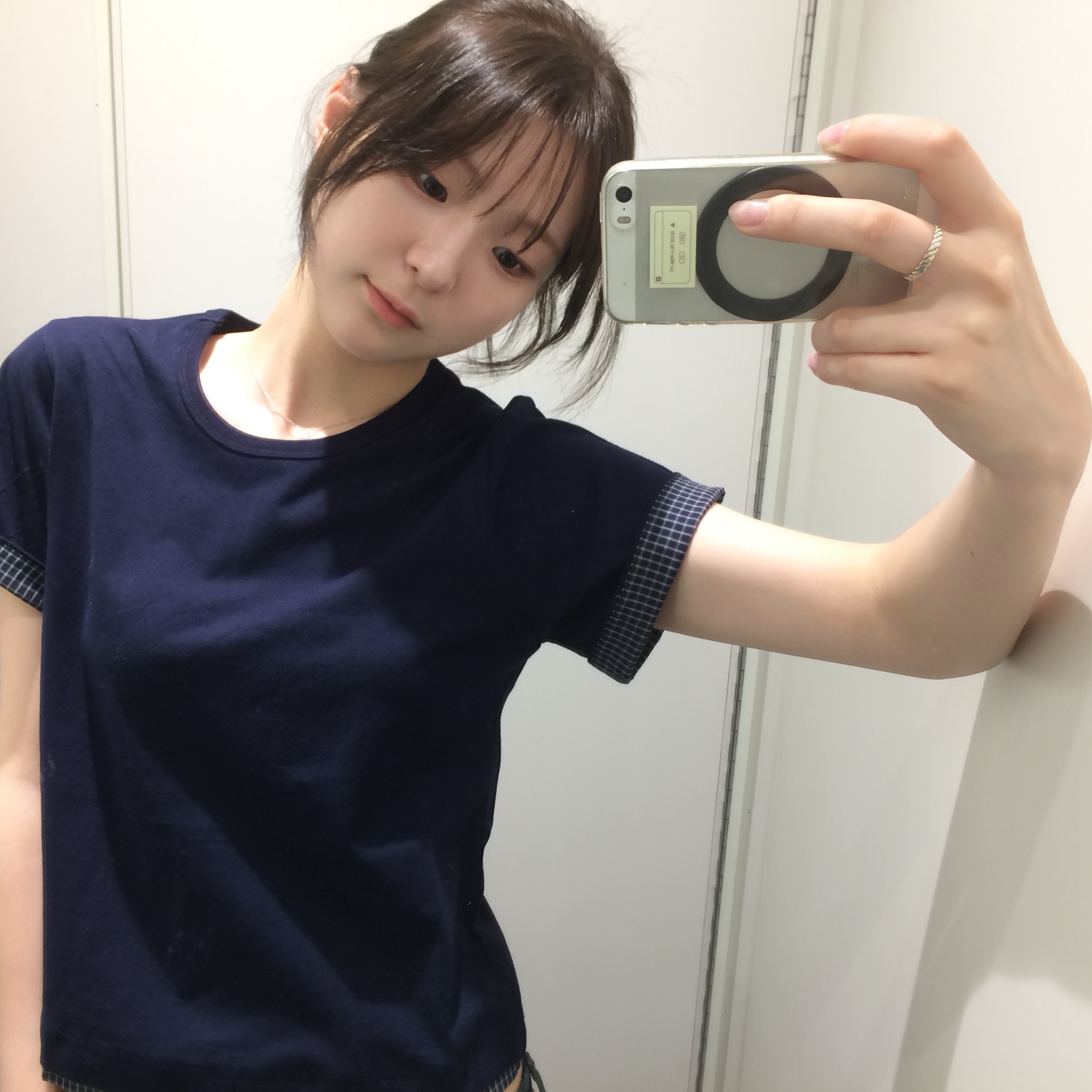 SLOW RECORD HOUSE Layered Check Roll-Up T-Shirt Navy 착용 스타일 - 2