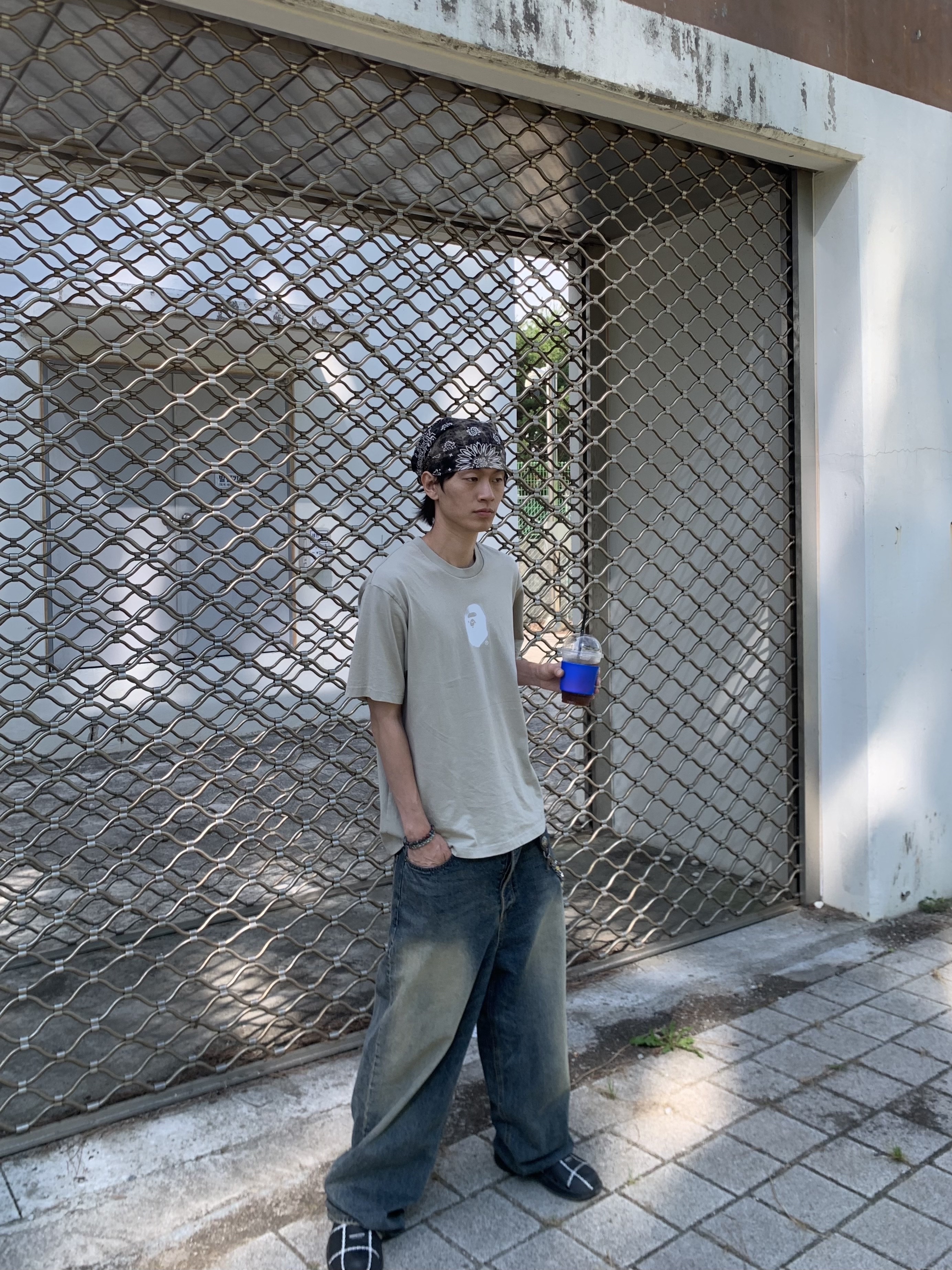 BAPE Pigment Print Ape Head Relaxed Fit T-Shirt Olive Drab, Oofos x Undercover Clog Black 착용 스타일 - 2