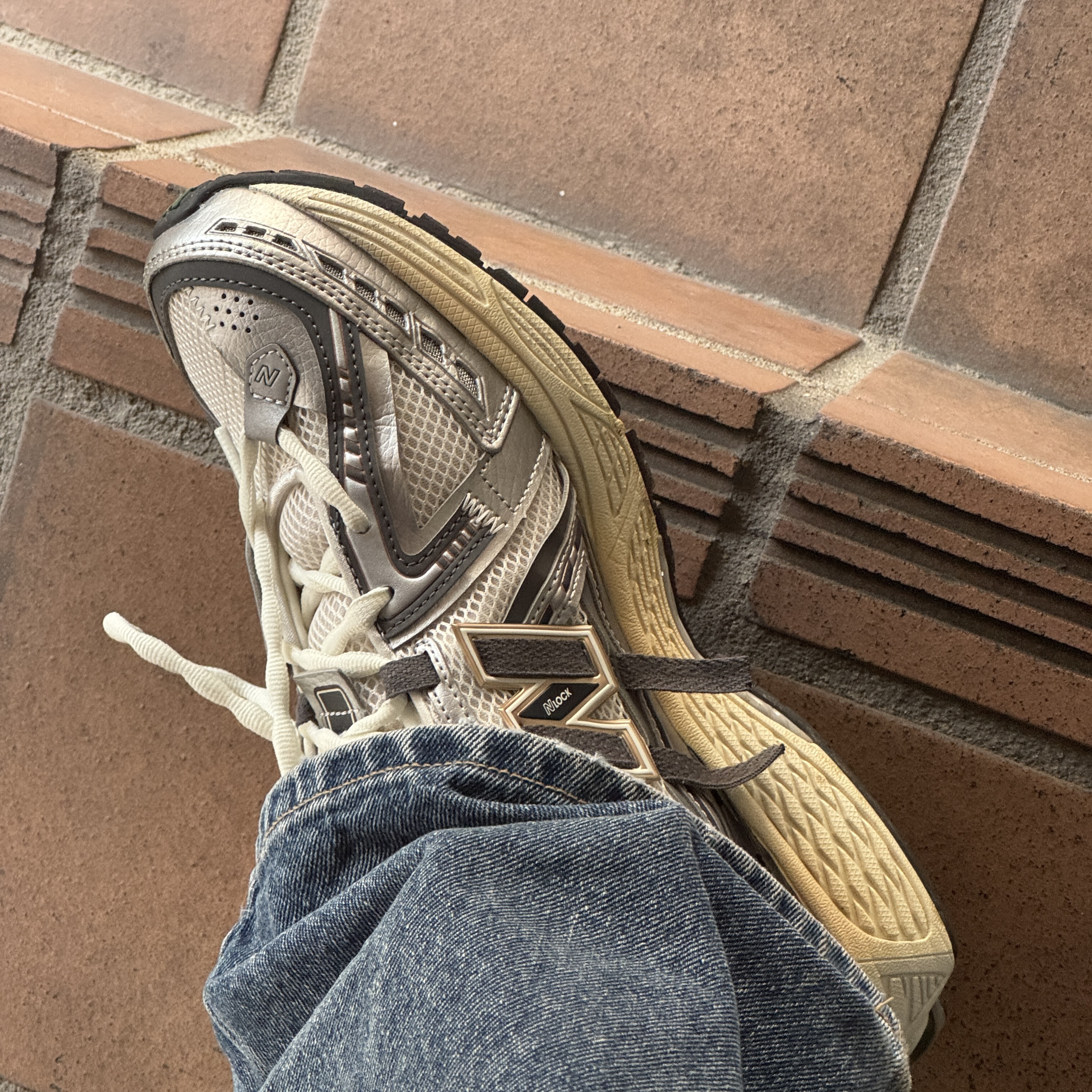 New Balance 1906A Silver Metallic Castlerock 착용 스타일 - 1