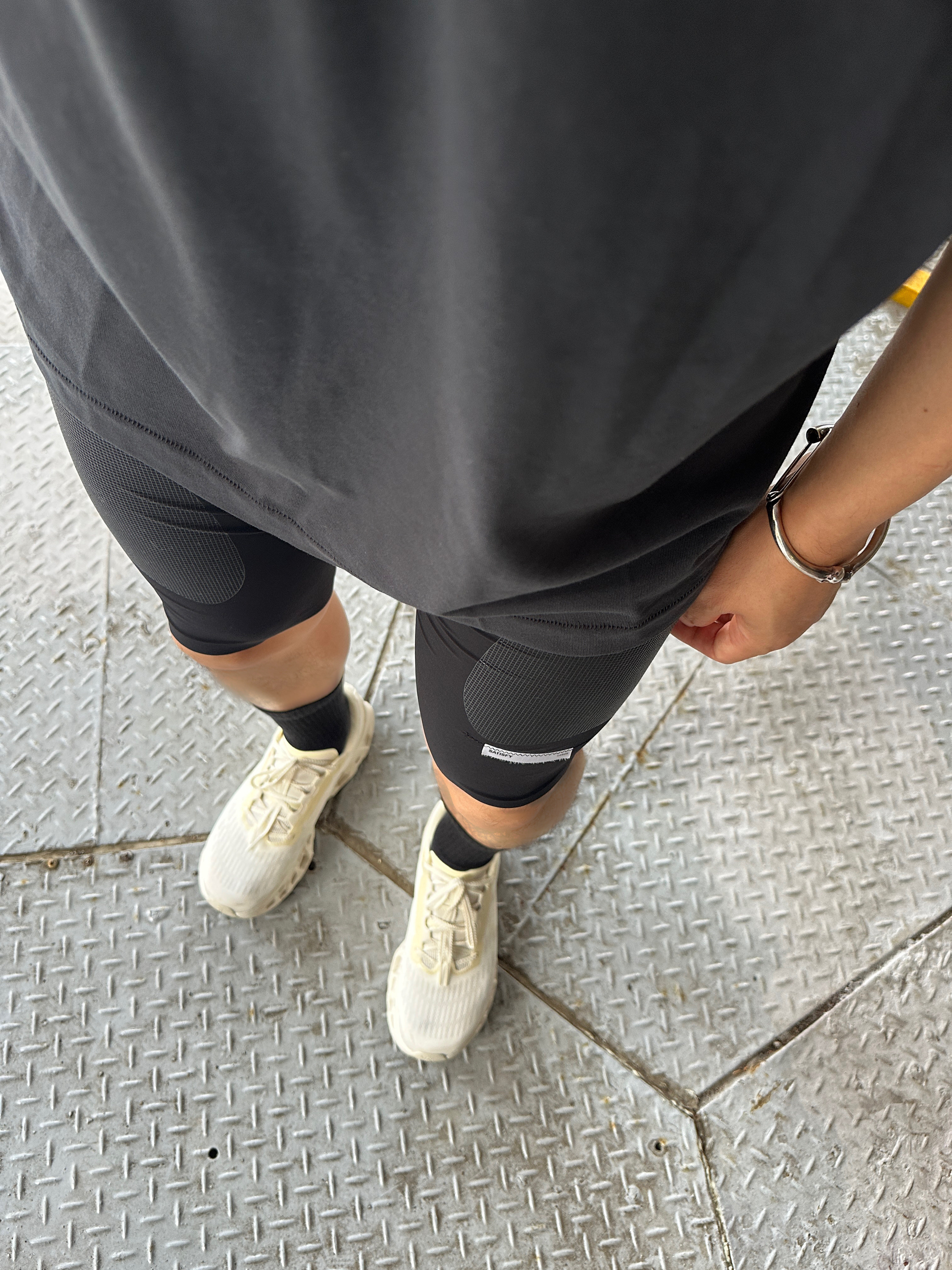 Satisfy Flitesilk 5‑Panel Pinch Cap Black, UVU Tokyo '26 Cut-Off Washed Black 착용 스타일 - 2
