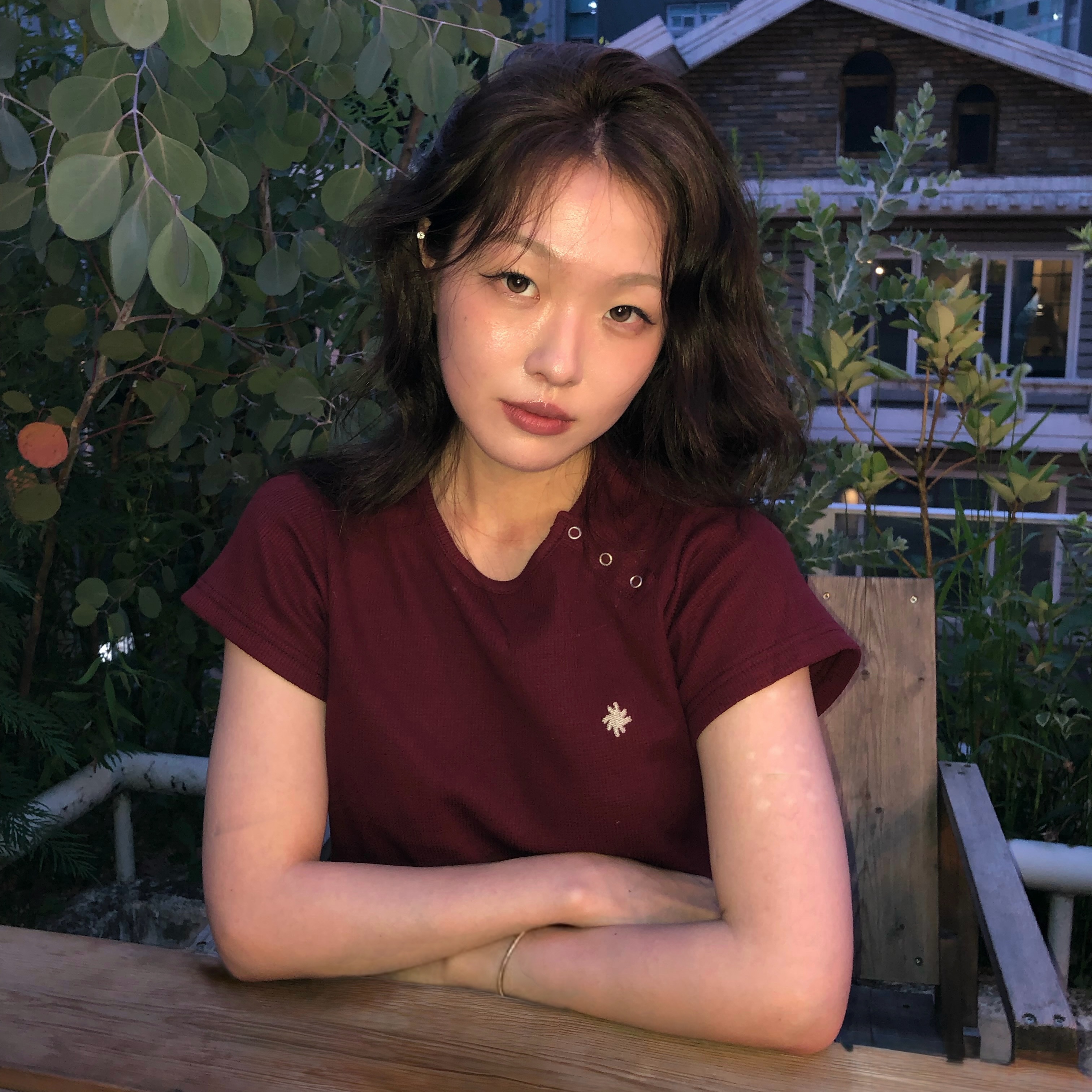 SLOW RECORD HOUSE Henley Neck Eyelet T-Shirt Burgundy 착용 스타일 - 2
