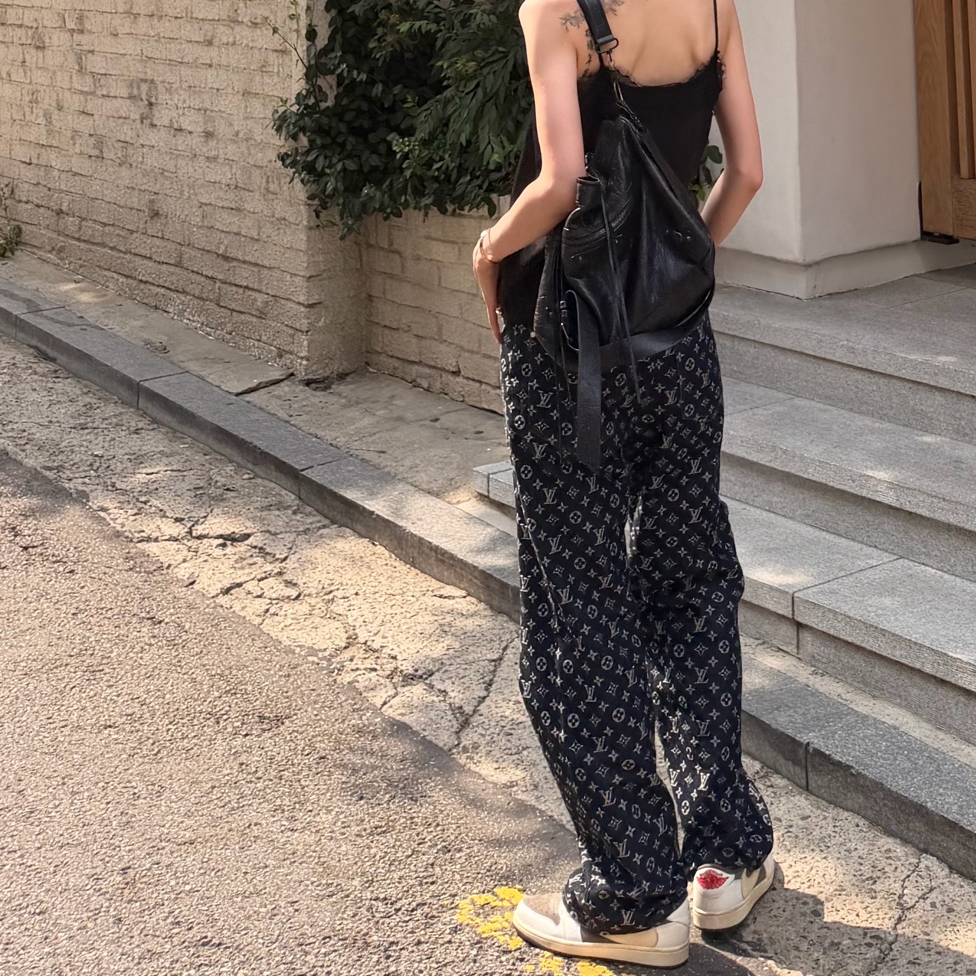 Louis Vuitton Flocked Monogram Denim Skate Pants Indigo, Jordan 1 x Travis Scott Retro Low OG SP Sail and Ridgerock 착용 스타일