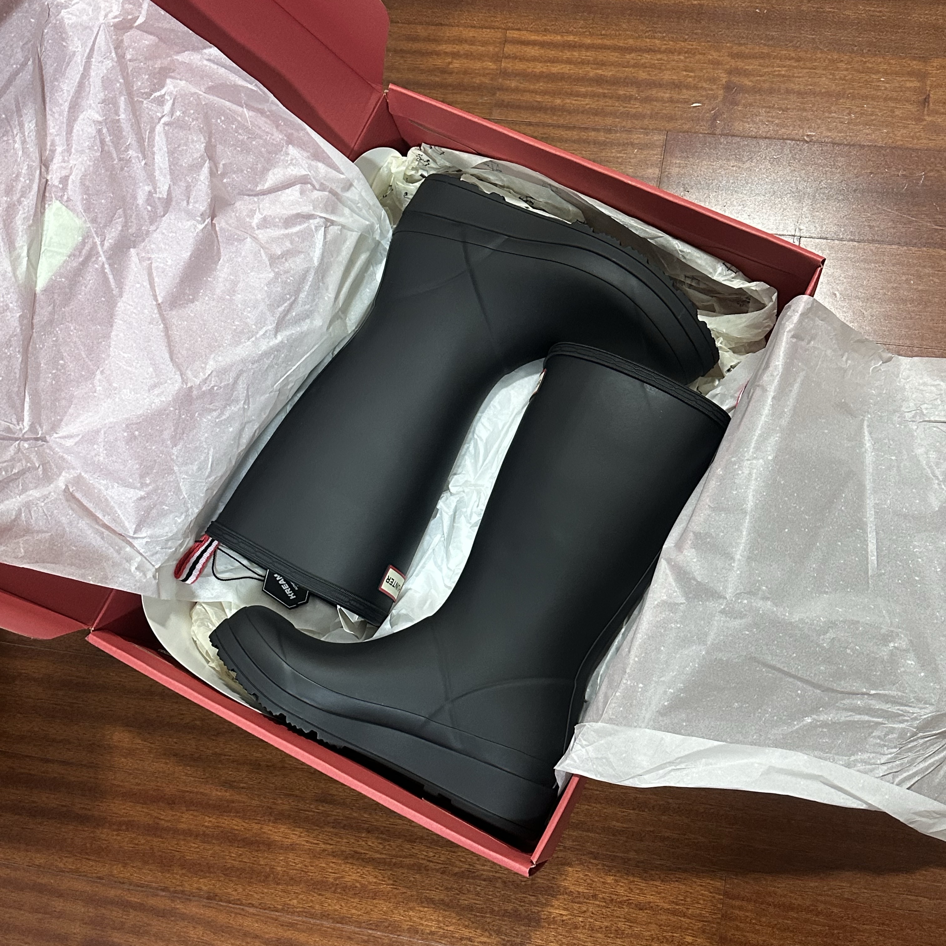 (W) Hunter Play Tall Wellington Rain Boots Black 착용 스타일 - 2